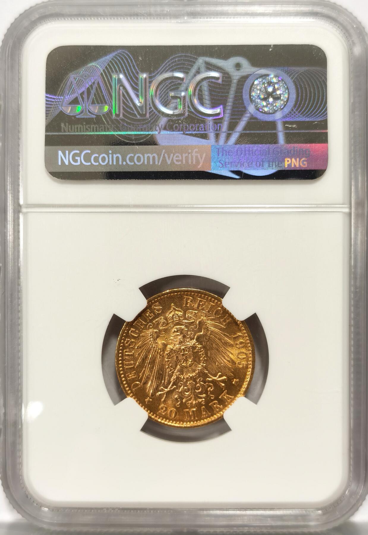 【麦稀奇世界钱币展】博洋堂“流萤染夏”六月精品专场暨第081期（全场包邮） NGC MS66 1905年德国符腾堡20马克金币，N、P双料唯一冠军分。66分的第二帝国20马克金币无论品种都非常少见，此枚66分也是国内公开市场首次见到66分的普制20马克金币。符腾堡20M铸造量相比于汉堡、普鲁士等常见品种而言非常稀少。出自欧洲藏家旧藏专场。最近金价暴涨，此枚也是不可或缺的核心资产