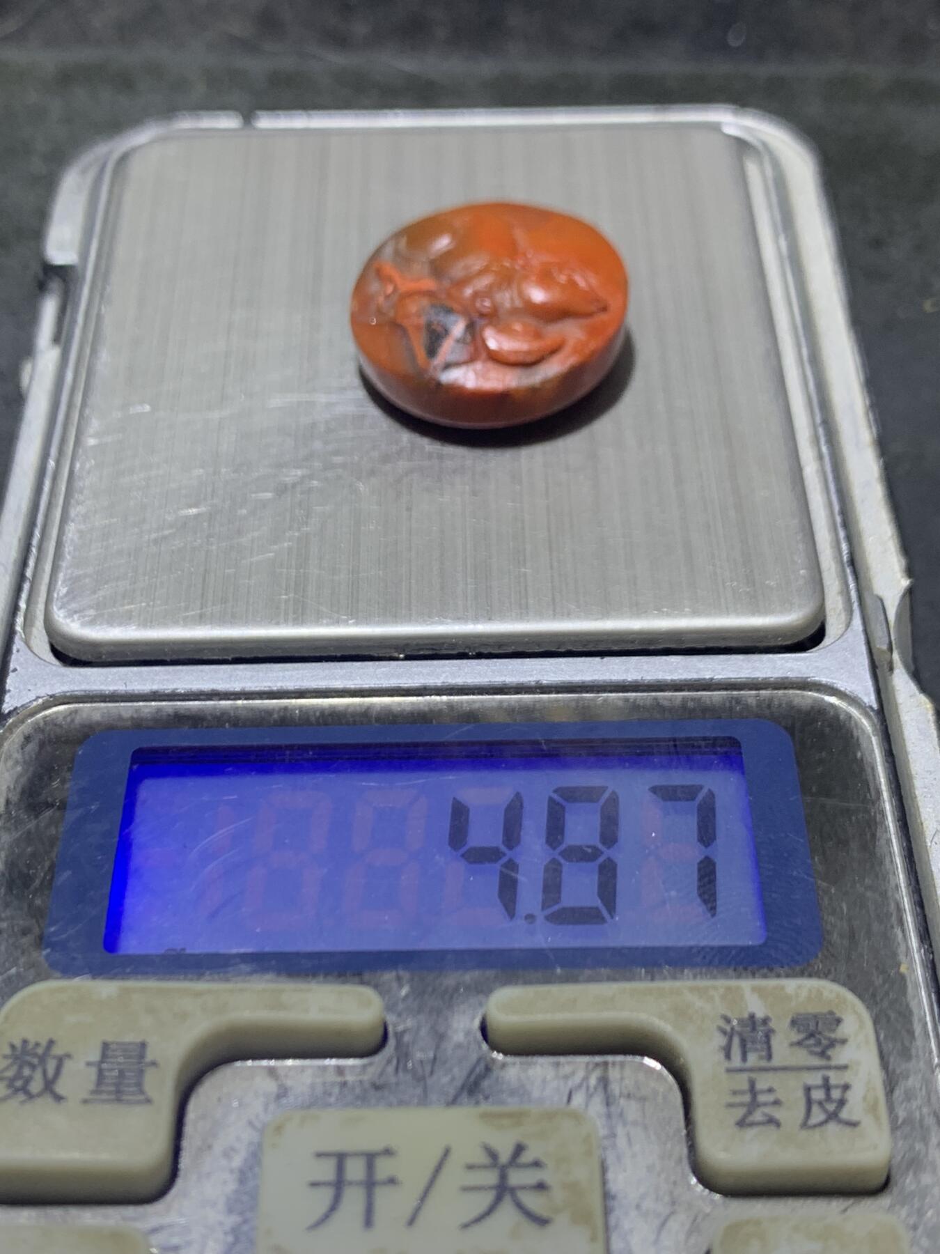 精美亚光高润度冻料战国红玛瑙手工俏色巧雕鼠来宝板珠（背云）一个