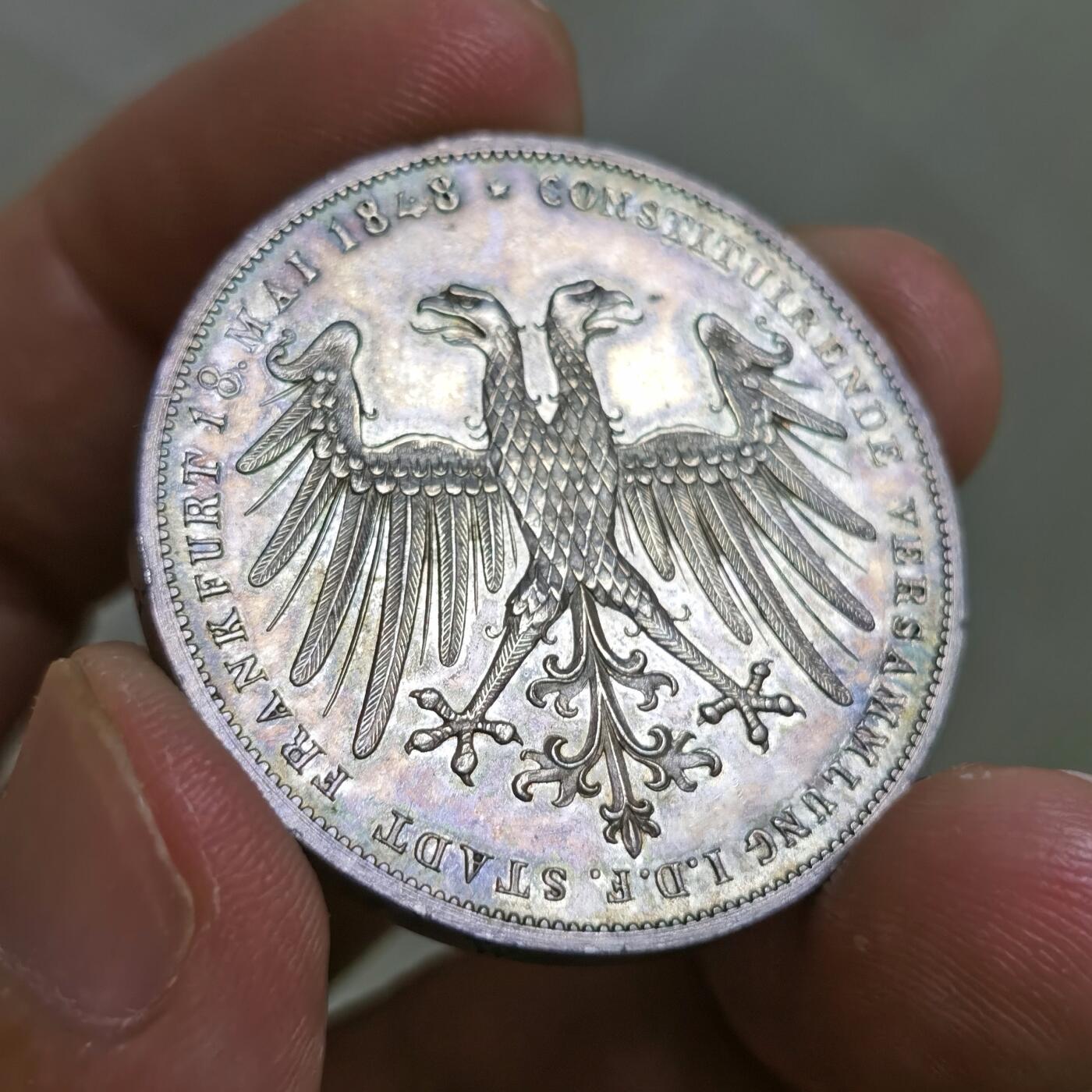 【麦稀奇世界钱币展】博洋堂“流萤染夏”六月精品专场暨第081期（全场包邮） 1848年德国法兰克福市2古尔登(盾)银币 1848年欧洲革命 邦联议会选举奥地利的约翰大公为德意志帝国摄政 德国这个词正式出现在钱币上 双头鹰纹章 奥地利约翰大公头衔 边铭在侧面 带镜面感的底板