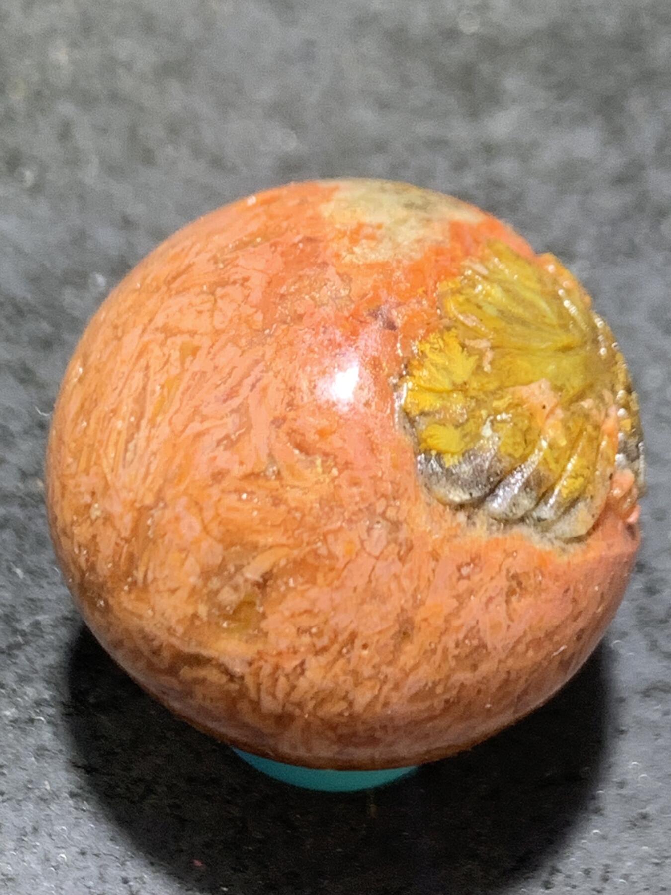 精美亚光草花纹高润度战国红玛瑙手工俏色巧雕金鱼圆珠一个