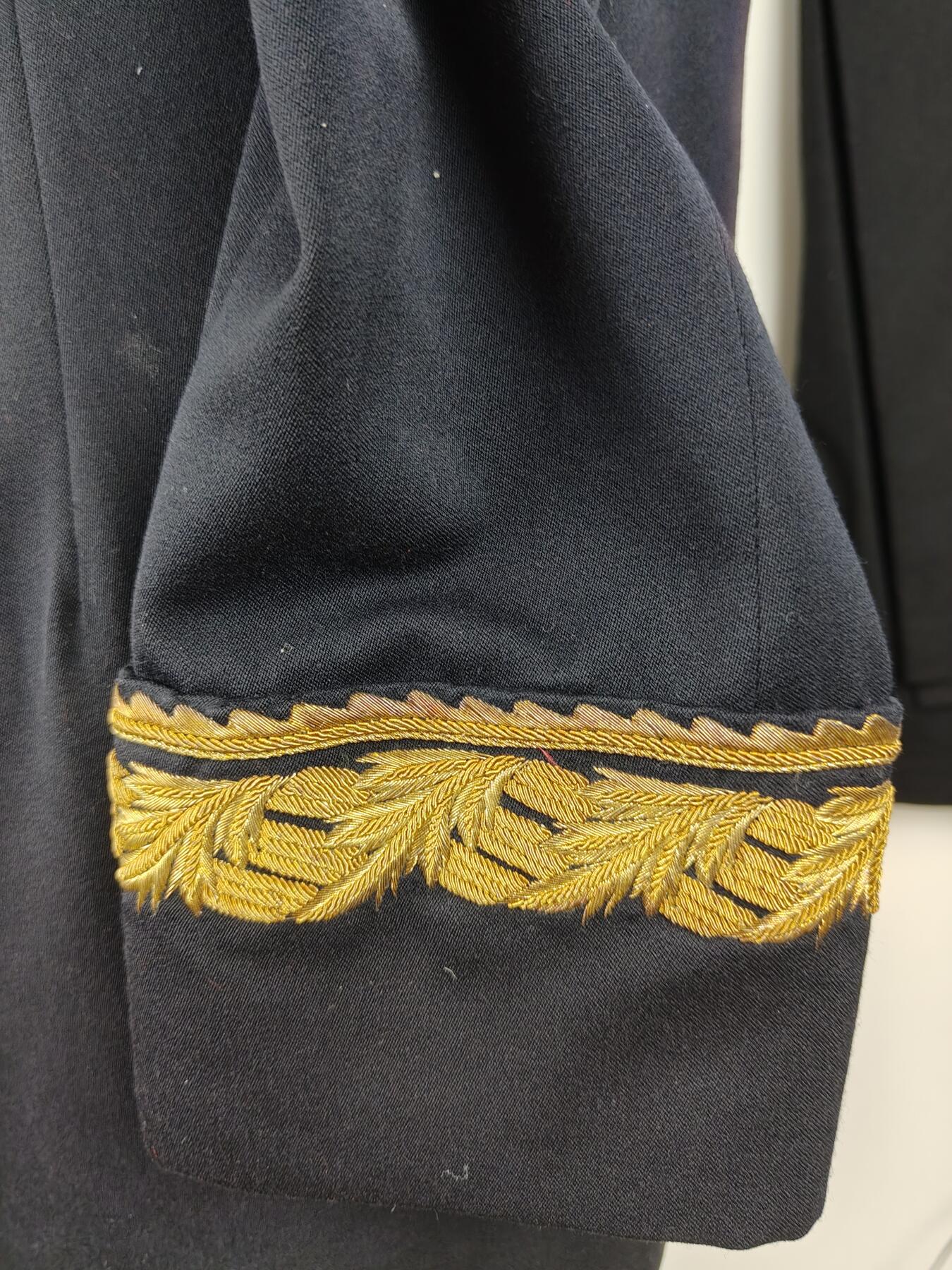 全场0元起拍 第165期 咸鱼国勋章拍卖专场 6月16日（周日）下午6：00开始 西班牙陆军将官大礼服一套 四个星芒伴线  领围46 肩宽46 胸围112 衣长77 袖长62 腰围88 裤长110肩章为日本代用，随在本拍品内