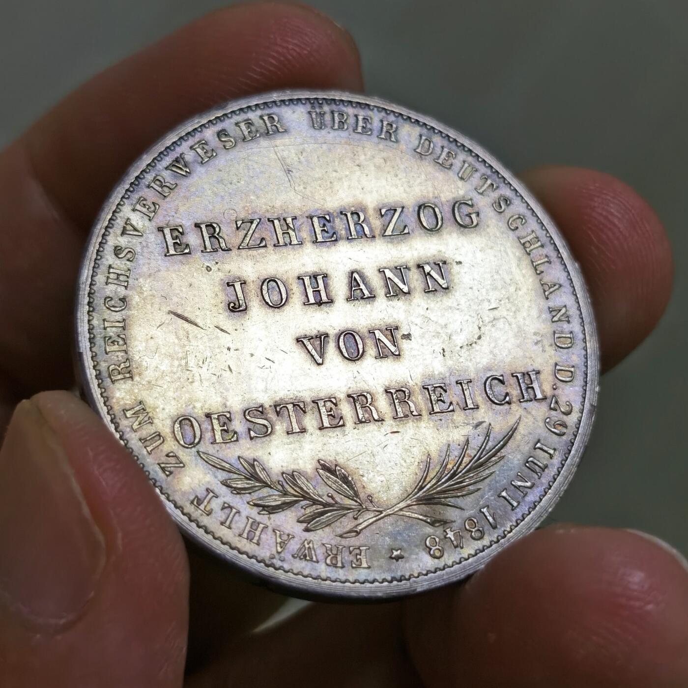 【麦稀奇世界钱币展】博洋堂“流萤染夏”六月精品专场暨第081期（全场包邮） 1848年德国法兰克福市2古尔登(盾)银币 1848年欧洲革命 邦联议会选举奥地利的约翰大公为德意志帝国摄政 德国这个词正式出现在钱币上 双头鹰纹章 奥地利约翰大公头衔 边铭在侧面 带镜面感的底板