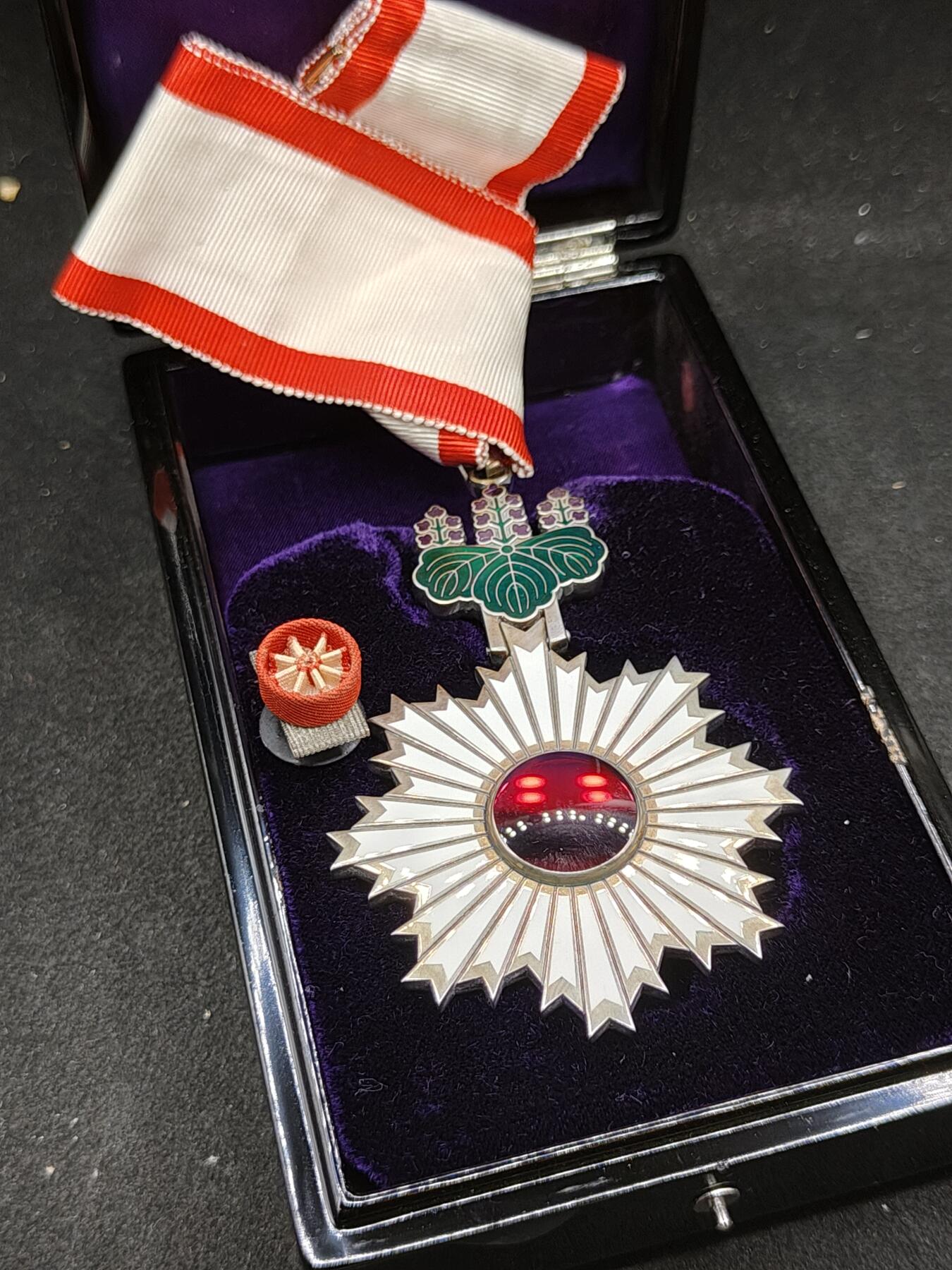 全场0元起拍 第165期 咸鱼国勋章拍卖专场 6月16日（周日）下午6：00开始 美品无损 日本三等旭日颈授章 带纸盒 带盒略 纯银制