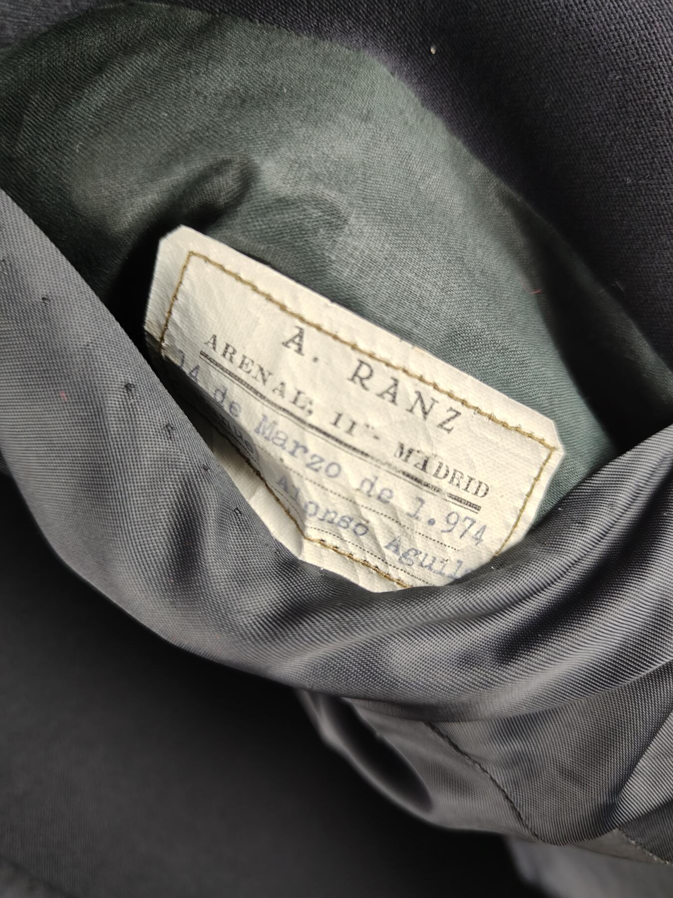 全场0元起拍 第165期 咸鱼国勋章拍卖专场 6月16日（周日）下午6：00开始 西班牙陆军将官大礼服一套 四个星芒伴线  领围46 肩宽46 胸围112 衣长77 袖长62 腰围88 裤长110肩章为日本代用，随在本拍品内