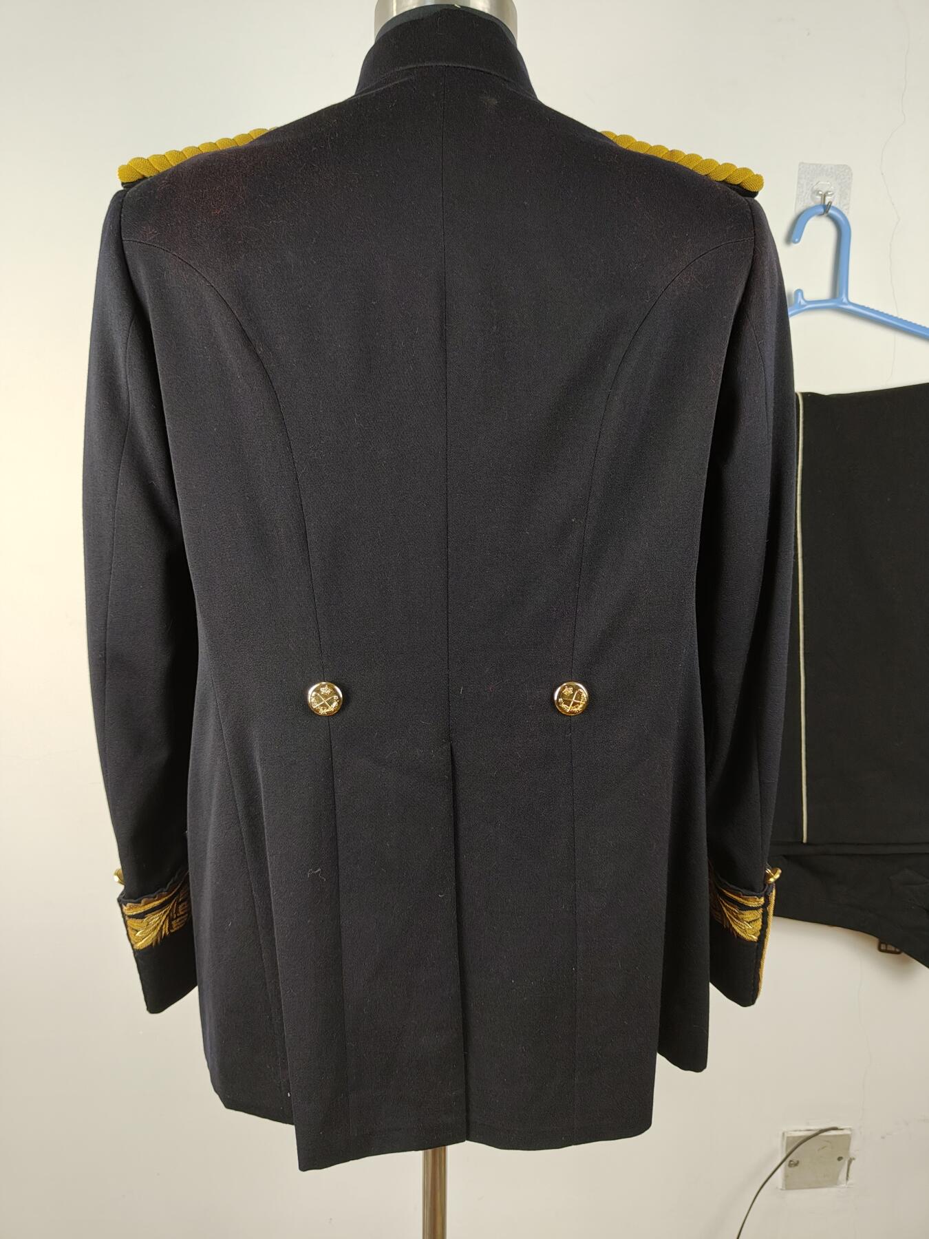 全场0元起拍 第165期 咸鱼国勋章拍卖专场 6月16日（周日）下午6：00开始 西班牙陆军将官大礼服一套 四个星芒伴线  领围46 肩宽46 胸围112 衣长77 袖长62 腰围88 裤长110肩章为日本代用，随在本拍品内