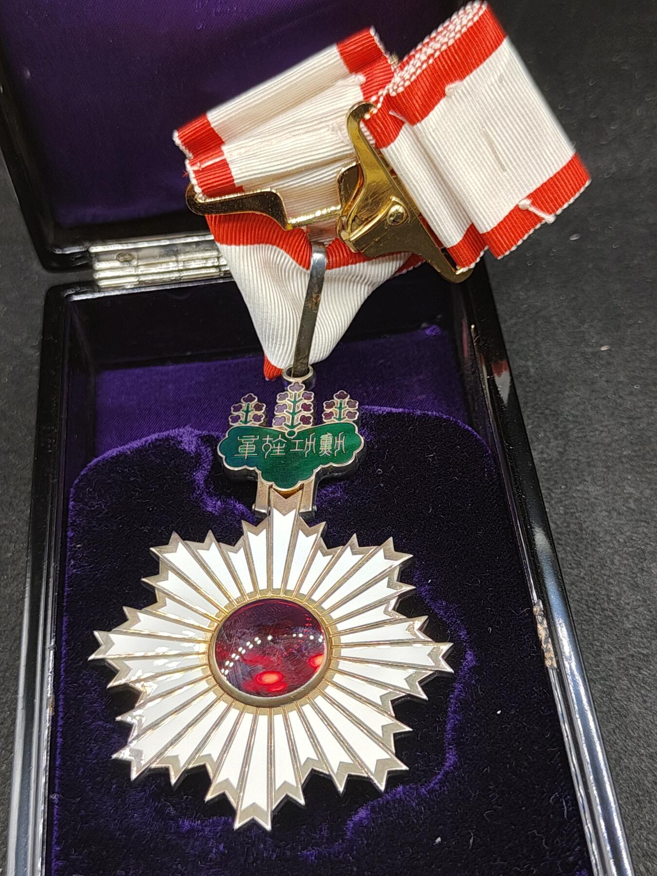 全场0元起拍 第165期 咸鱼国勋章拍卖专场 6月16日（周日）下午6：00开始 美品无损 日本三等旭日颈授章 带纸盒 带盒略 纯银制