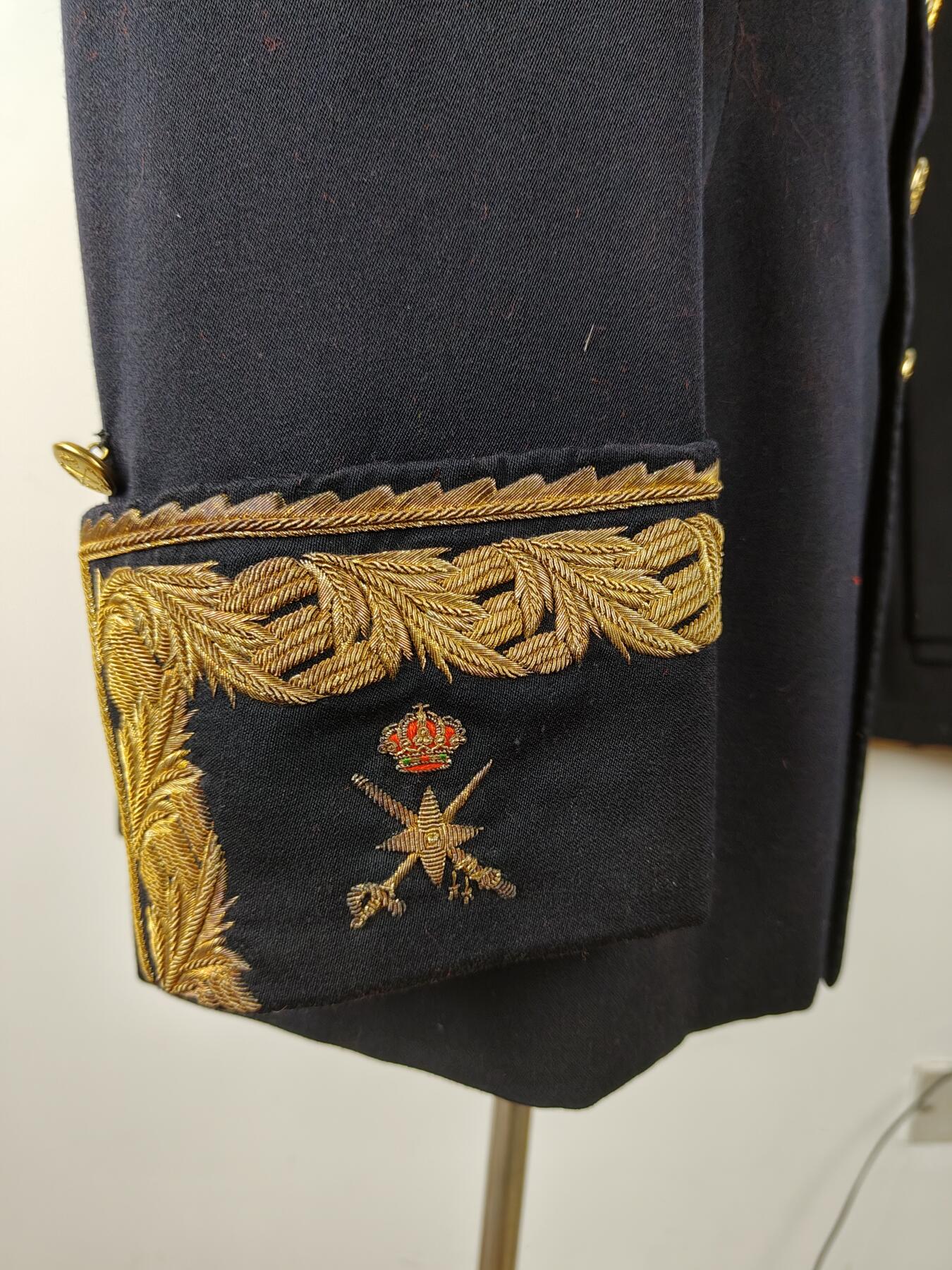 全场0元起拍 第165期 咸鱼国勋章拍卖专场 6月16日（周日）下午6：00开始 西班牙陆军将官大礼服一套 四个星芒伴线  领围46 肩宽46 胸围112 衣长77 袖长62 腰围88 裤长110肩章为日本代用，随在本拍品内