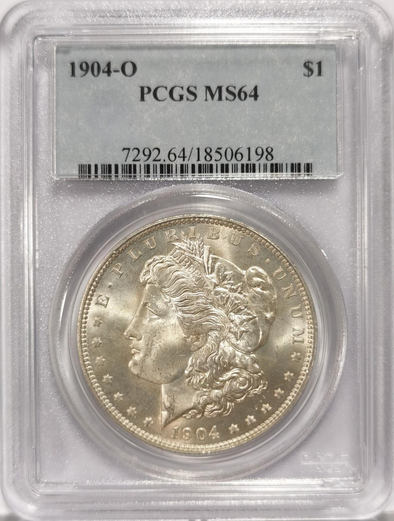【麦稀奇世界钱币展】博洋堂“流萤染夏”六月精品专场暨第081期（全场包邮） 1904年美国摩根银币O版PCGS-MS64，原汁原味老包浆，包浆醇厚润泽，币面清爽干净又漂亮，打制精美，PC经典小白盒老盒严评无官网图，市场上比较稀少年份的摩根银币