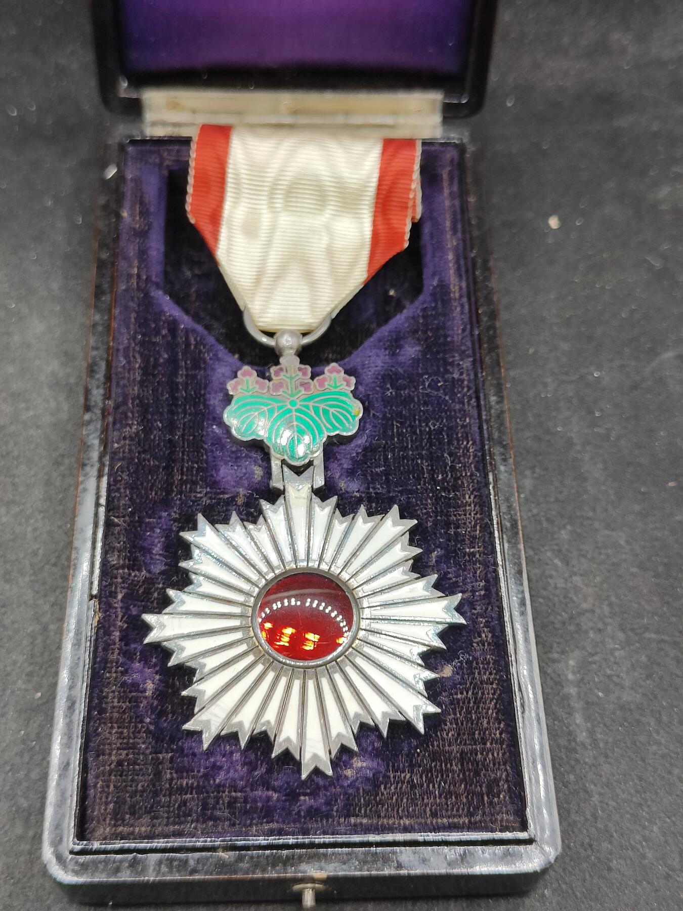 全场0元起拍 第165期 咸鱼国勋章拍卖专场 6月16日（周日）下午6：00开始 日本明治时期 六等旭日章 银制带盒 品相如图