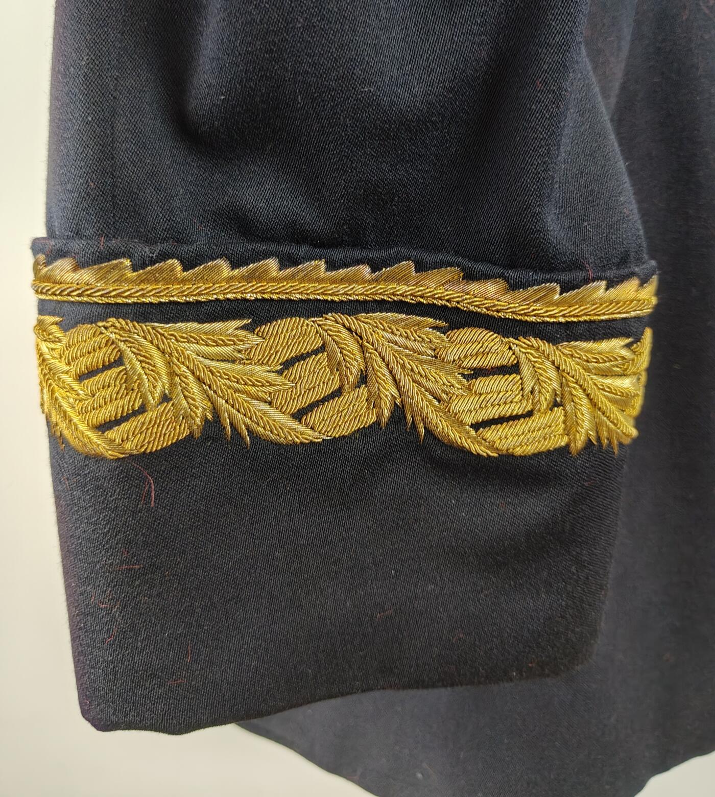 全场0元起拍 第165期 咸鱼国勋章拍卖专场 6月16日（周日）下午6：00开始 西班牙陆军将官大礼服一套 四个星芒伴线  领围46 肩宽46 胸围112 衣长77 袖长62 腰围88 裤长110肩章为日本代用，随在本拍品内