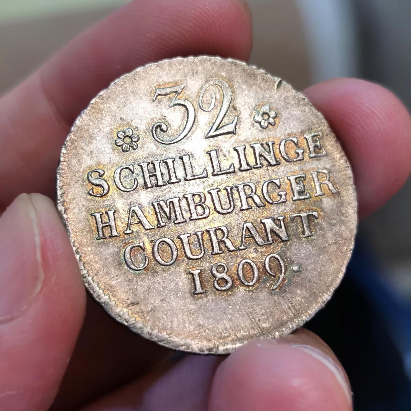 【麦稀奇世界钱币展】博洋堂“流萤染夏”六月精品专场暨第081期（全场包邮） 1809年德国汉堡市32先令银币 拿破仑法国达武元帅发行的围城币 包浆彩色十分漂亮 纹章繁复精美 1814年汉堡并入拿破仑法国领土 驻守汉堡的达武元帅被反法联军包围 夺取汉堡银行的存银 用1809年模具生产围城币 只把签名改成法国负责人CAJG