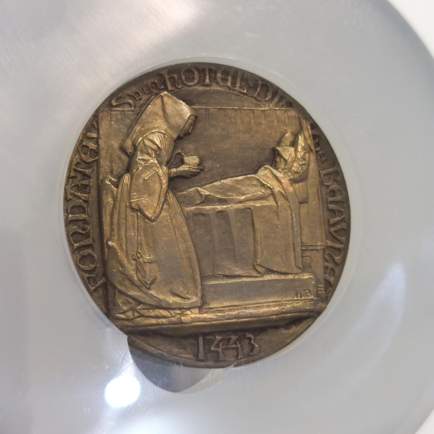 【麦稀奇世界钱币展】博洋堂“流萤染夏”六月精品专场暨第081期（全场包邮） NGC MS64 法国SAMF协会62号作品铜章，博讷济贫院创始人尼古拉·洛林夫妇。法兰西章牌之友协会（SAMF）1920年发行，Bouchard作品，50mm，79克。铜章发行量仅77枚，这枚边铭编号113。这是SAMF协会唯一一枚不是巴黎造币厂铸造的作品，非常特别和罕见。博讷济贫院现在是勃艮第旅游必打卡的一个景点，在这里举行的年度葡萄酒拍卖也享誉全球。它的创始人尼古拉·洛林是15 世纪勃艮第公