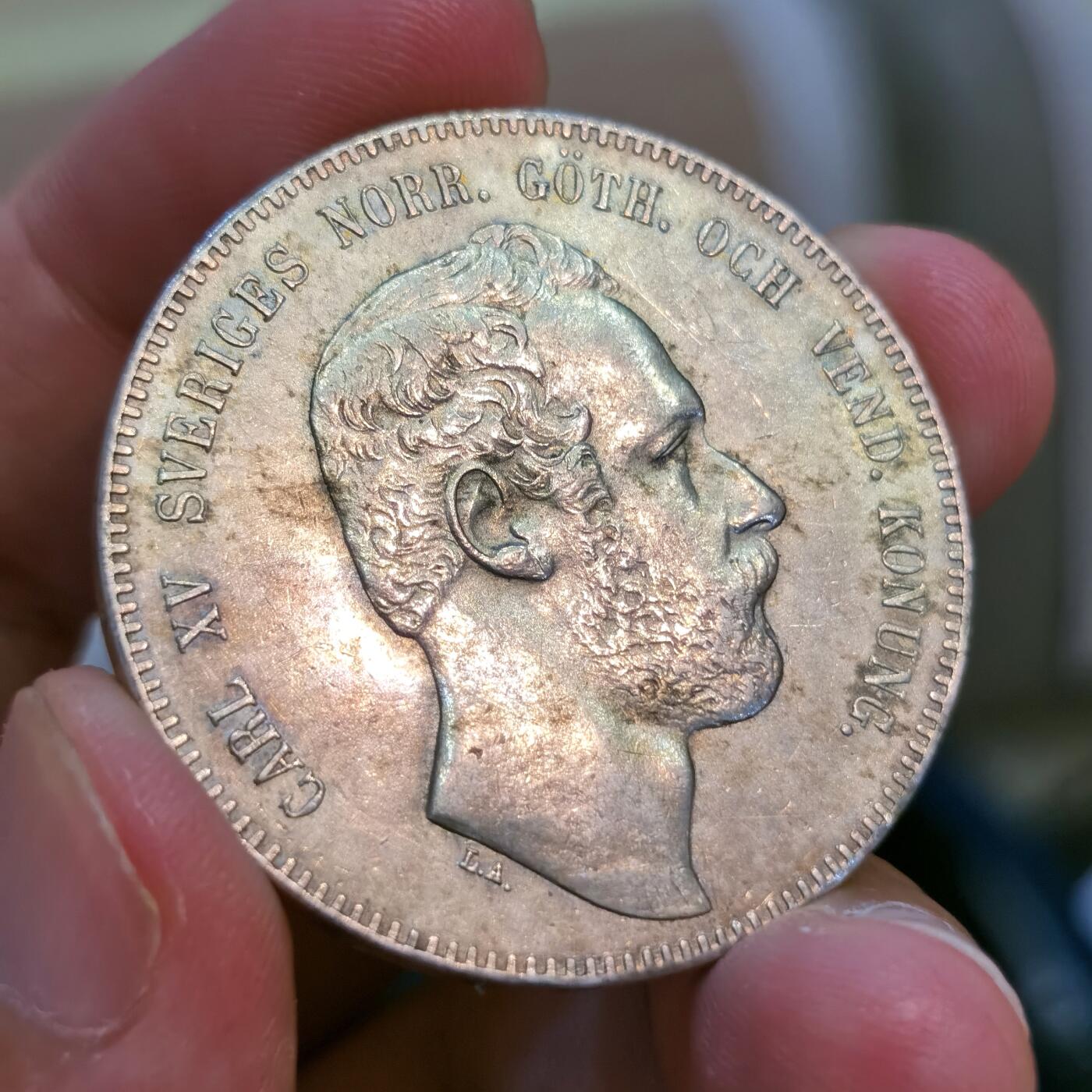 【麦稀奇世界钱币展】博洋堂“流萤染夏”六月精品专场暨第081期（全场包邮） 1871年瑞典4国家泰勒大型银币 重达34克 单年份版本 几乎所有细节清晰 包浆有光泽 双狮盾徽繁复精美 卡尔十五世 当年瑞典语修改正字法把边铭旧拼写SILVER改成SILFVER 次年就停止发行改制克朗了仅此一年