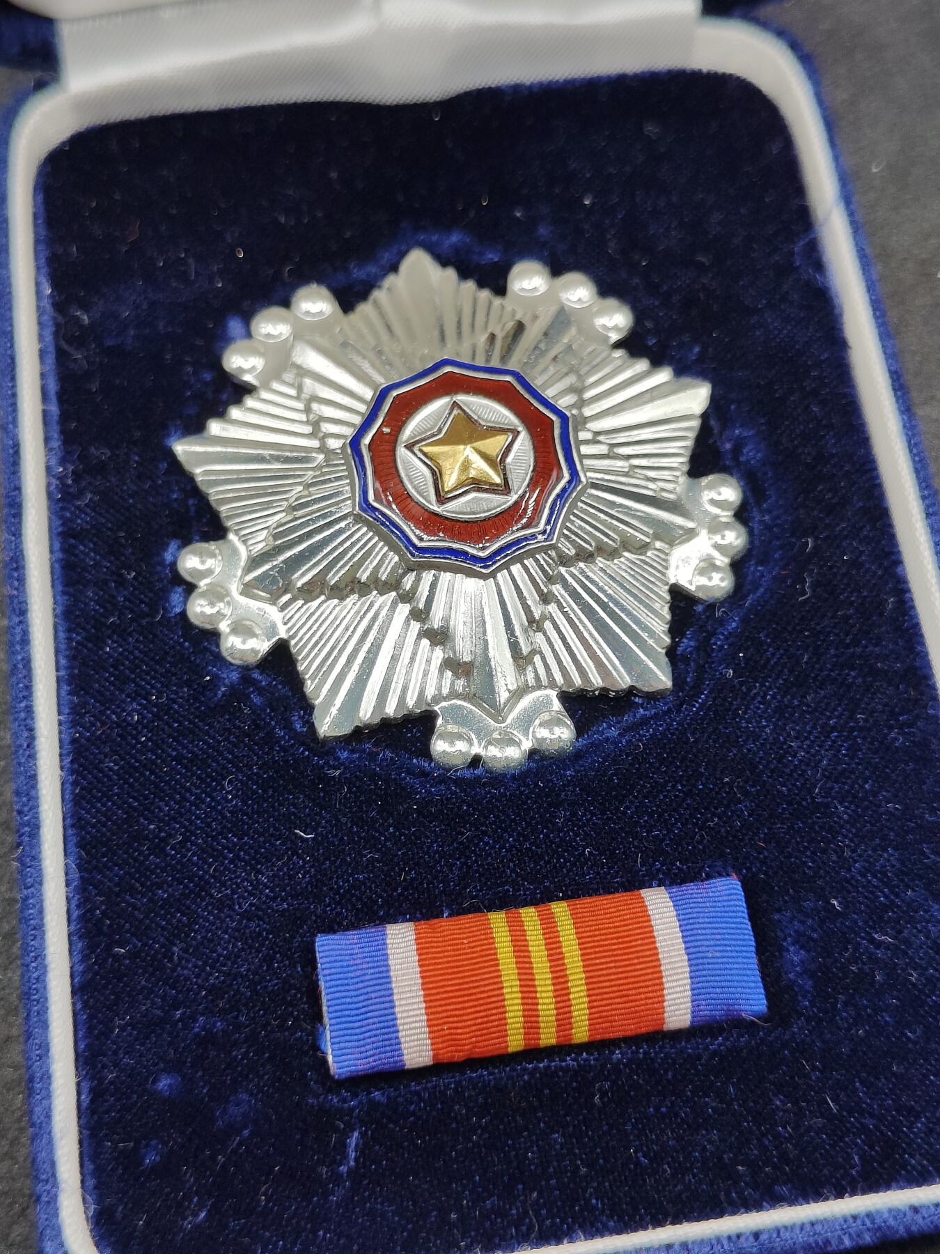 全场0元起拍 第165期 咸鱼国勋章拍卖专场 6月16日（周日）下午6：00开始 朝总联版烫金国徽盒三级国旗勋章带盒略