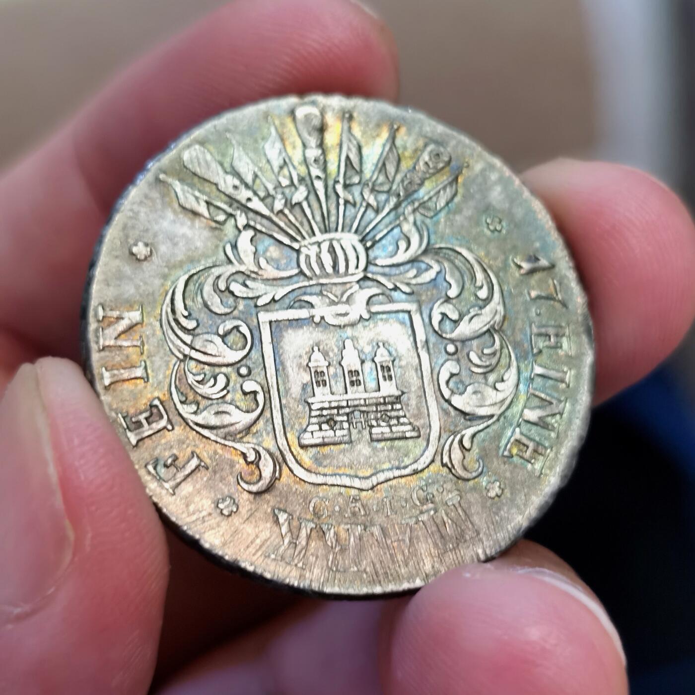 【麦稀奇世界钱币展】博洋堂“流萤染夏”六月精品专场暨第081期（全场包邮） 1809年德国汉堡市32先令银币 拿破仑法国达武元帅发行的围城币 包浆彩色十分漂亮 纹章繁复精美 1814年汉堡并入拿破仑法国领土 驻守汉堡的达武元帅被反法联军包围 夺取汉堡银行的存银 用1809年模具生产围城币 只把签名改成法国负责人CAJG