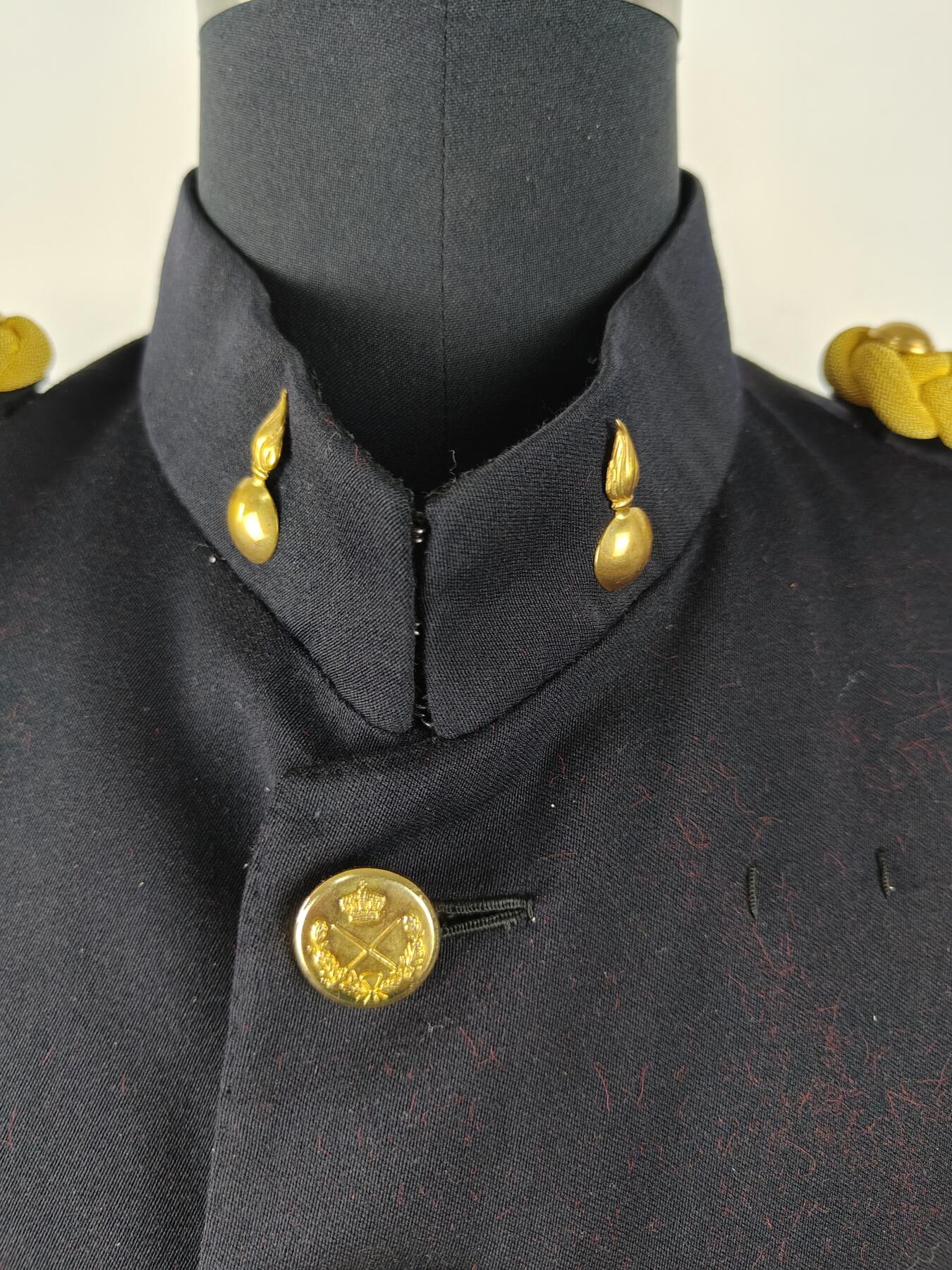 全场0元起拍 第165期 咸鱼国勋章拍卖专场 6月16日（周日）下午6：00开始 西班牙陆军将官大礼服一套 四个星芒伴线  领围46 肩宽46 胸围112 衣长77 袖长62 腰围88 裤长110肩章为日本代用，随在本拍品内