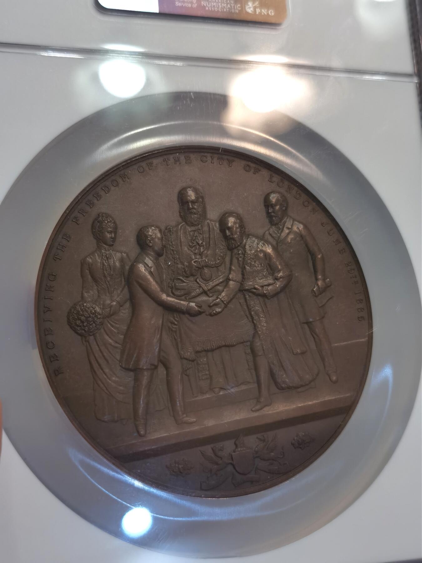 【麦稀奇世界钱币展】博洋堂“流萤染夏”六月精品专场暨第081期（全场包邮） NGC MS64 冠军分！英国1885年伦敦金融城系列之艾伯特王子（维多利亚女王长孙）获得伦敦金融城荣誉市民称号。G G Adams作品，77mm，铸造量仅400枚。