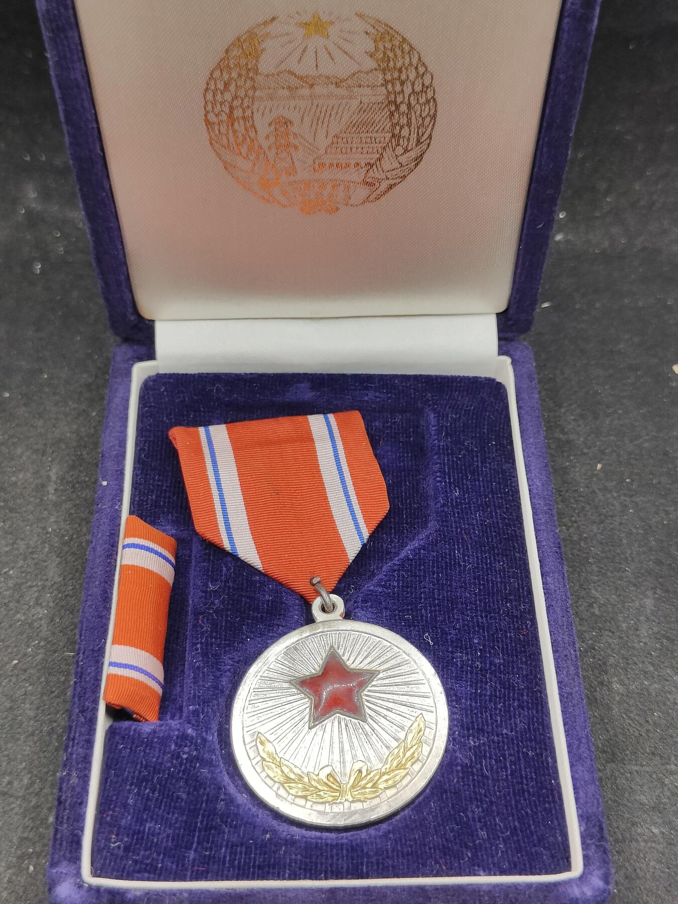 全场0元起拍 第165期 咸鱼国勋章拍卖专场 6月16日（周日）下午6：00开始 朝总联版烫金国徽盒朝鲜功劳奖章带盒略