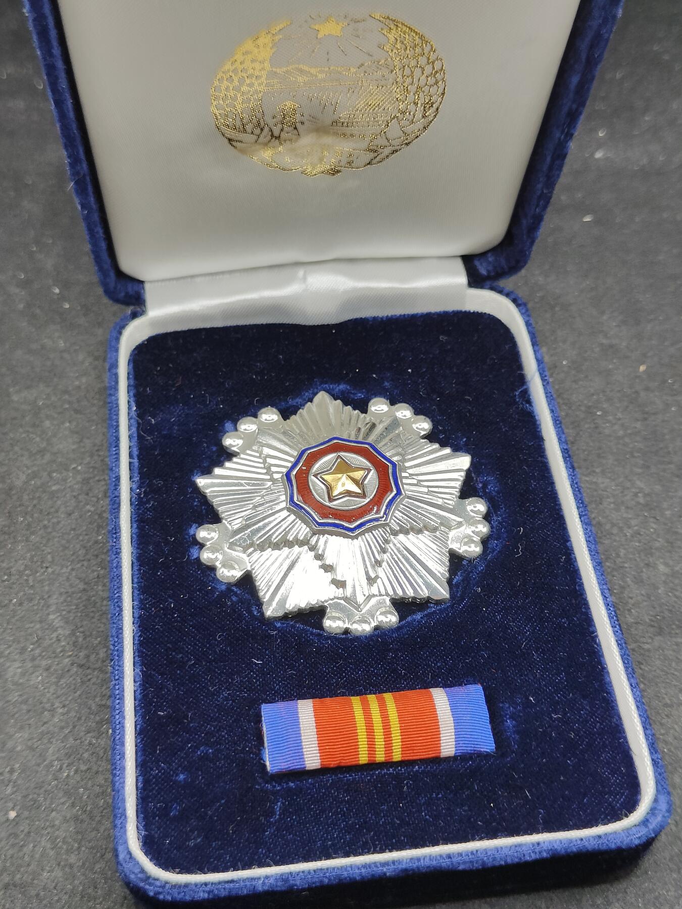 全场0元起拍 第165期 咸鱼国勋章拍卖专场 6月16日（周日）下午6：00开始 朝总联版烫金国徽盒三级国旗勋章带盒略