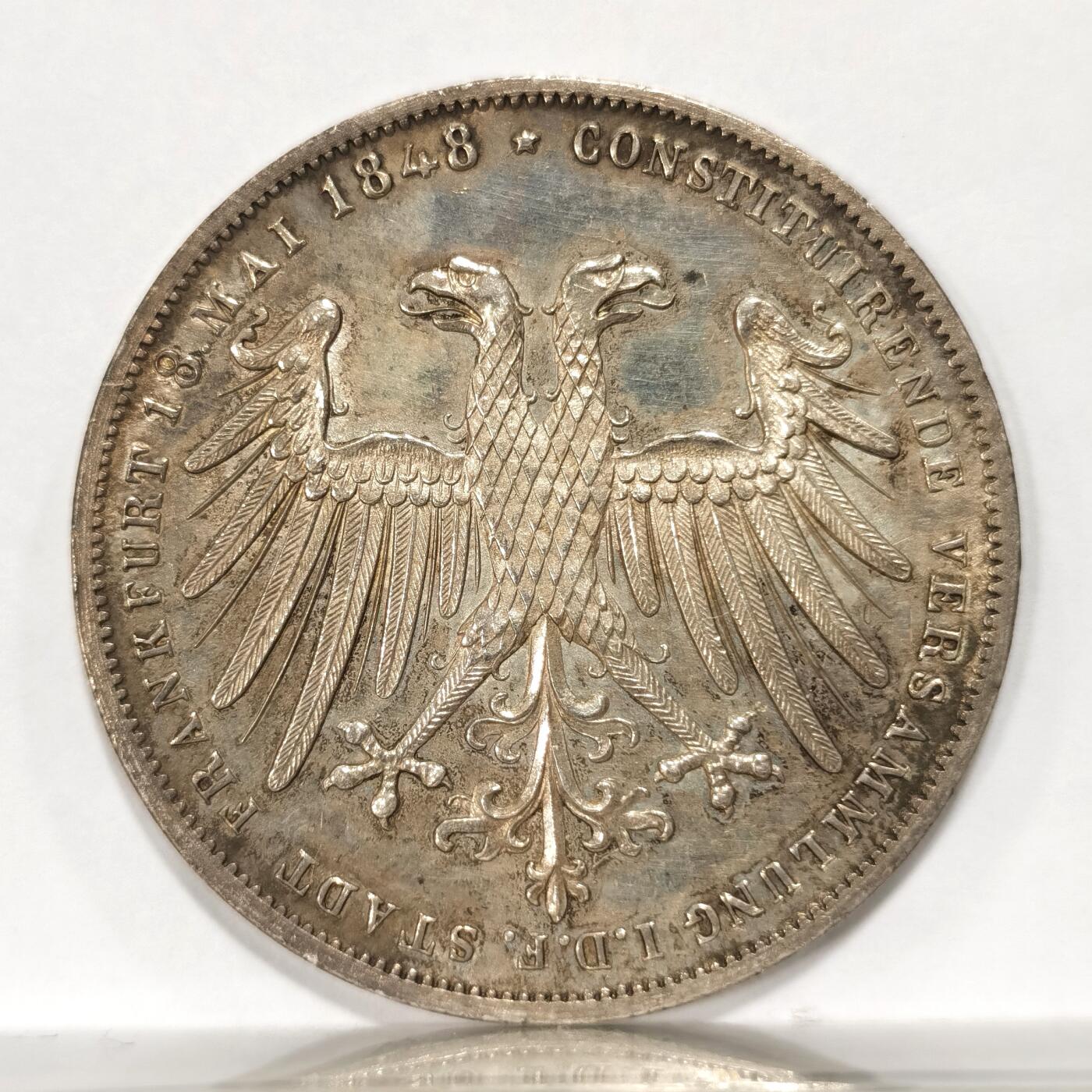 【麦稀奇世界钱币展】博洋堂“流萤染夏”六月精品专场暨第081期（全场包邮） 1848年德国法兰克福市2古尔登(盾)银币 1848年欧洲革命 邦联议会选举奥地利的约翰大公为德意志帝国摄政 德国这个词正式出现在钱币上 双头鹰纹章 奥地利约翰大公头衔 边铭在侧面 带镜面感的底板