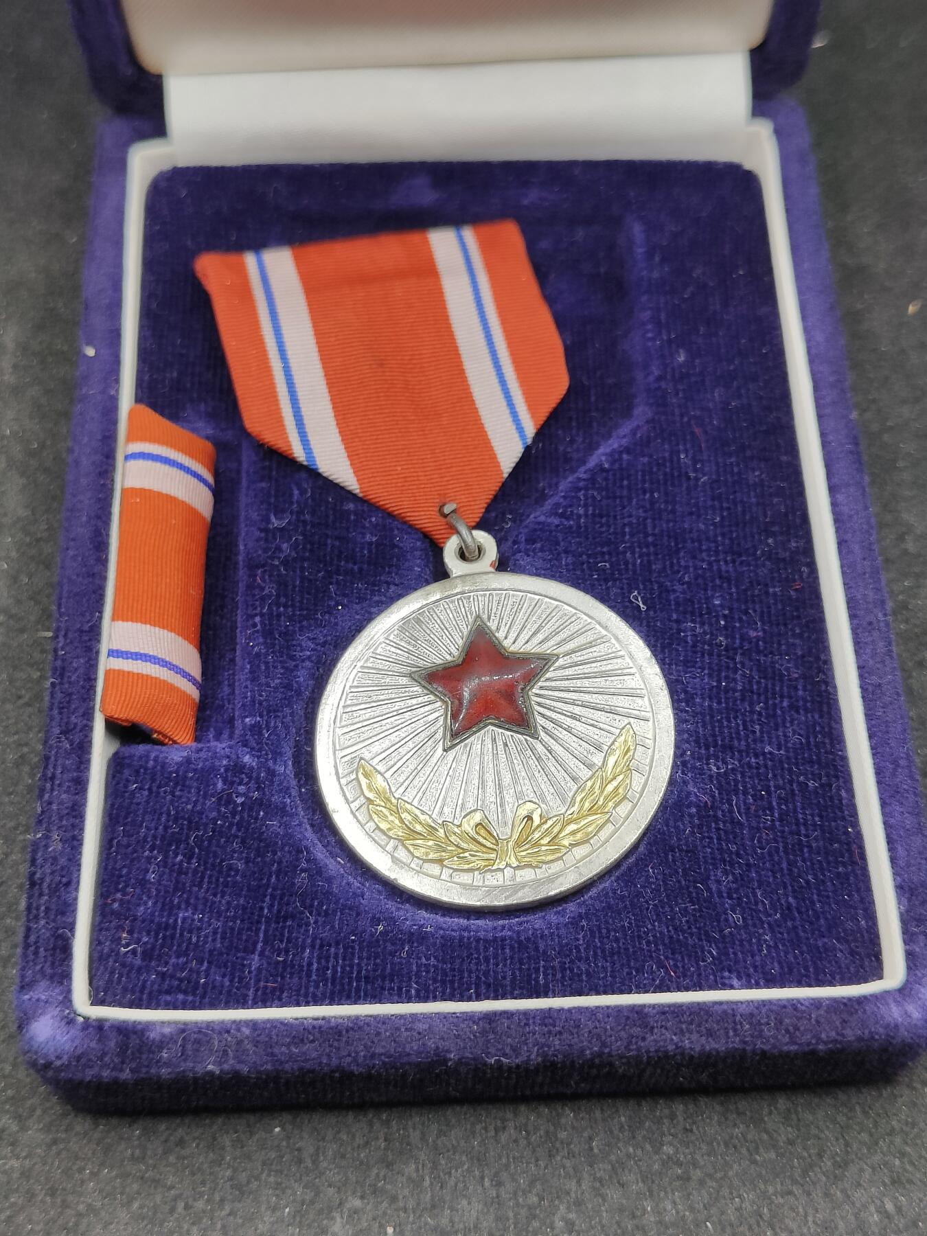 全场0元起拍 第165期 咸鱼国勋章拍卖专场 6月16日（周日）下午6：00开始 朝总联版烫金国徽盒朝鲜功劳奖章带盒略