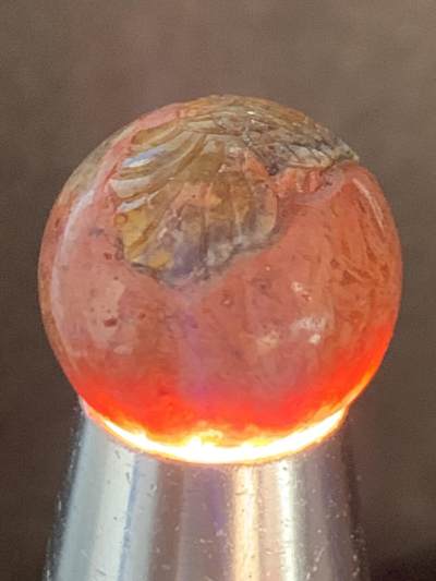 精美亚光草花纹高润度战国红玛瑙手工俏色巧雕金鱼圆珠一个 精美亚光草花纹高润度战国红玛瑙手工俏色巧雕金鱼圆珠一个