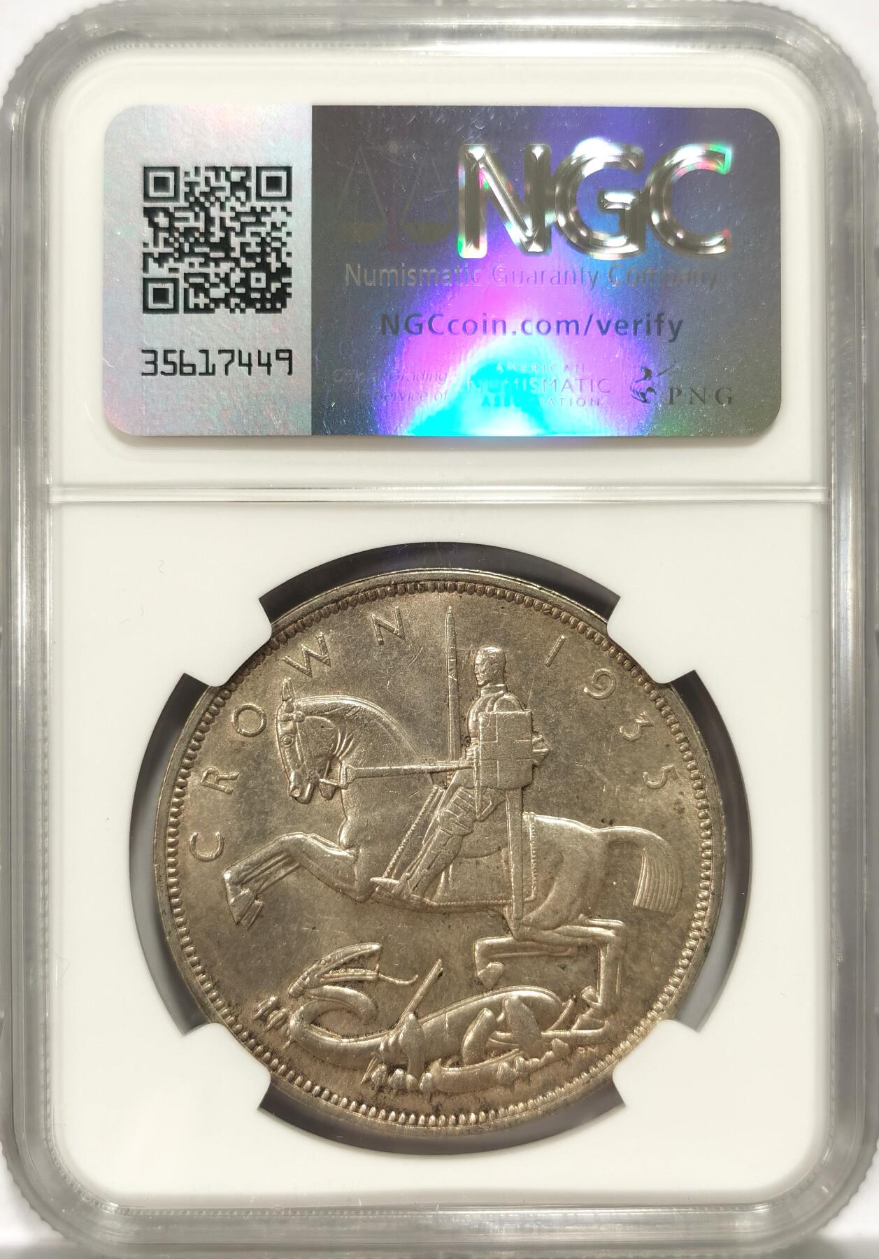 【麦稀奇世界钱币展】博洋堂“流萤染夏”六月精品专场暨第081期（全场包邮） NGC MS63 英国1935年乔五木马剑，黄油彩，转光丝滑，非常美丽