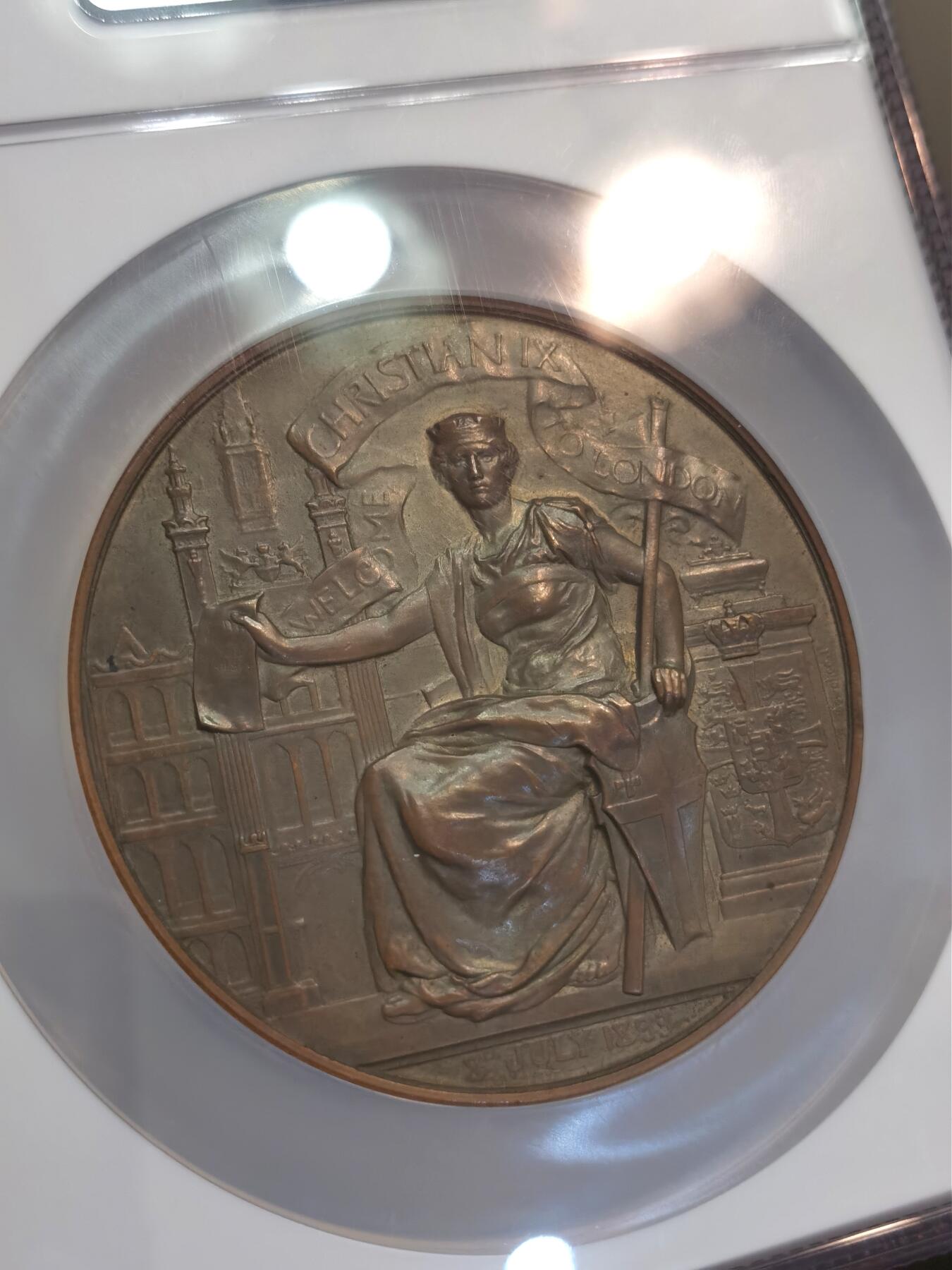 【麦稀奇世界钱币展】博洋堂“流萤染夏”六月精品专场暨第081期（全场包邮） NGC MS62 英国1893年伦敦金融城系列之丹麦国王克里斯蒂安九世夫妇访问伦敦。Frank Bowcher作品，77mm，铸造量仅450枚。