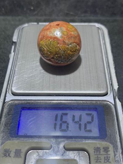 精美亚光草花纹高润度战国红玛瑙手工俏色巧雕金鱼圆珠一个 精美亚光草花纹高润度战国红玛瑙手工俏色巧雕金鱼圆珠一个