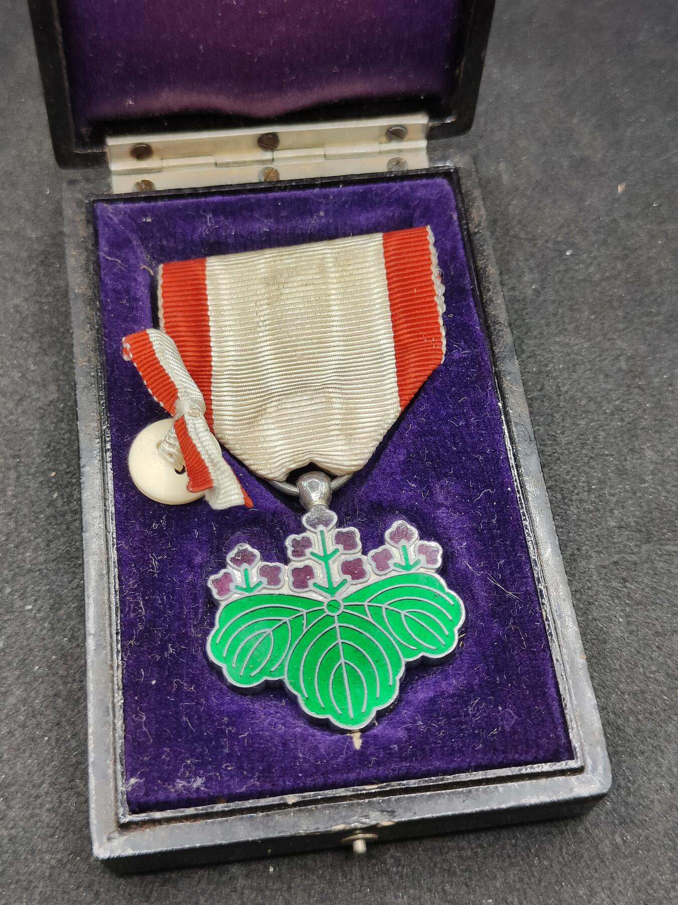 全场0元起拍 第165期 咸鱼国勋章拍卖专场 6月16日（周日）下午6：00开始 美品无损 日本明治时期七等青叶章银制带盒略