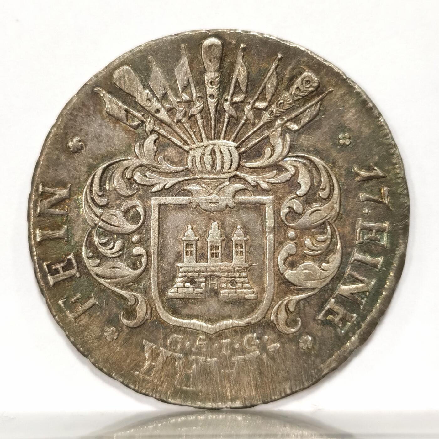 【麦稀奇世界钱币展】博洋堂“流萤染夏”六月精品专场暨第081期（全场包邮） 1809年德国汉堡市32先令银币 拿破仑法国达武元帅发行的围城币 包浆彩色十分漂亮 纹章繁复精美 1814年汉堡并入拿破仑法国领土 驻守汉堡的达武元帅被反法联军包围 夺取汉堡银行的存银 用1809年模具生产围城币 只把签名改成法国负责人CAJG