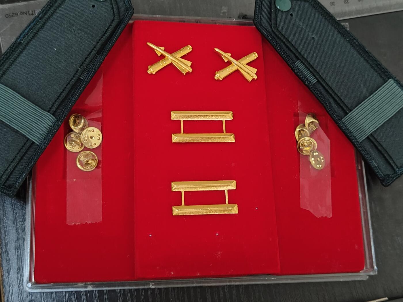 全场0元起拍 第165期 咸鱼国勋章拍卖专场 6月16日（周日）下午6：00开始 早期 炮兵中尉 荣升肩章领章礼盒全套