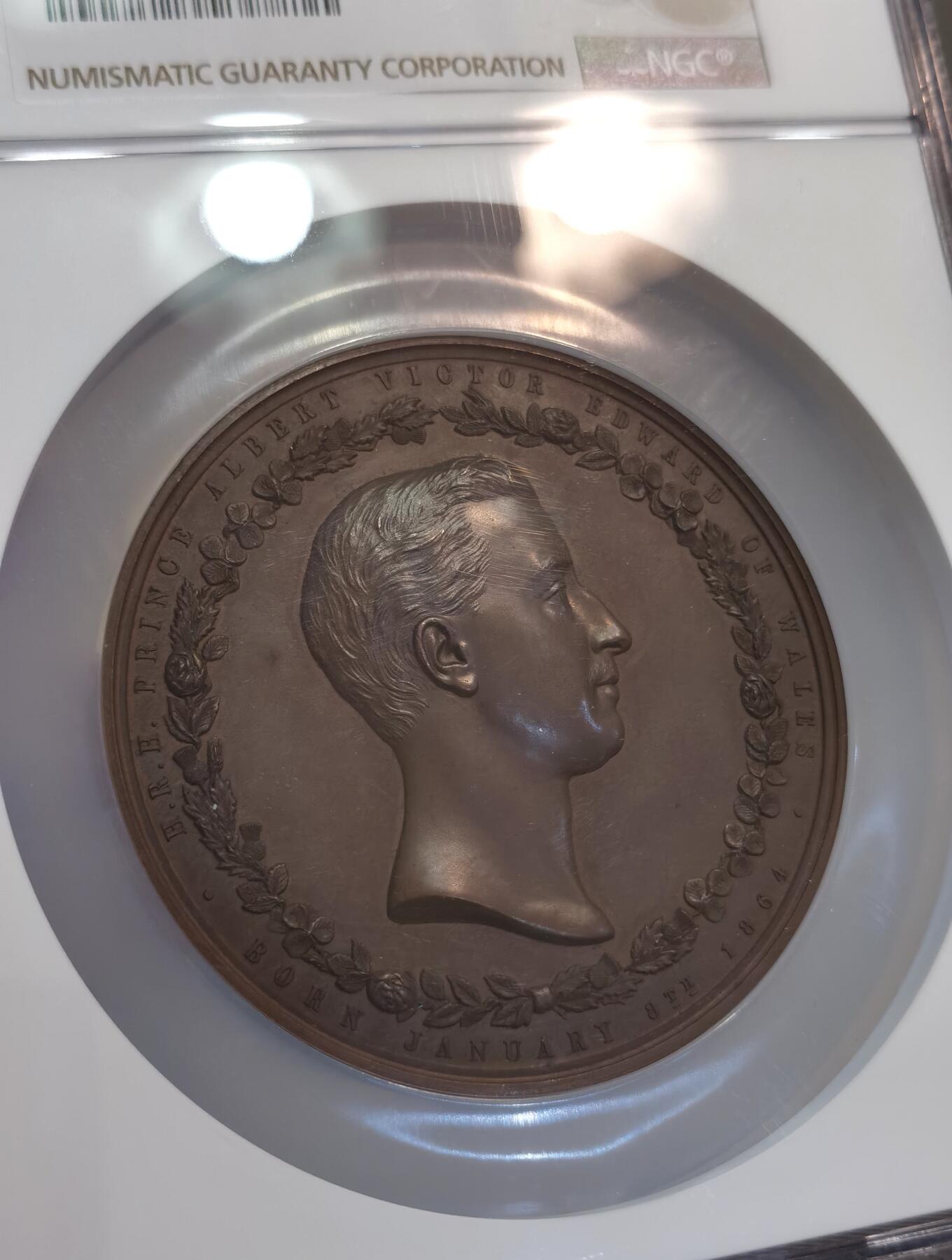 【麦稀奇世界钱币展】博洋堂“流萤染夏”六月精品专场暨第081期（全场包邮） NGC MS64 冠军分！英国1885年伦敦金融城系列之艾伯特王子（维多利亚女王长孙）获得伦敦金融城荣誉市民称号。G G Adams作品，77mm，铸造量仅400枚。