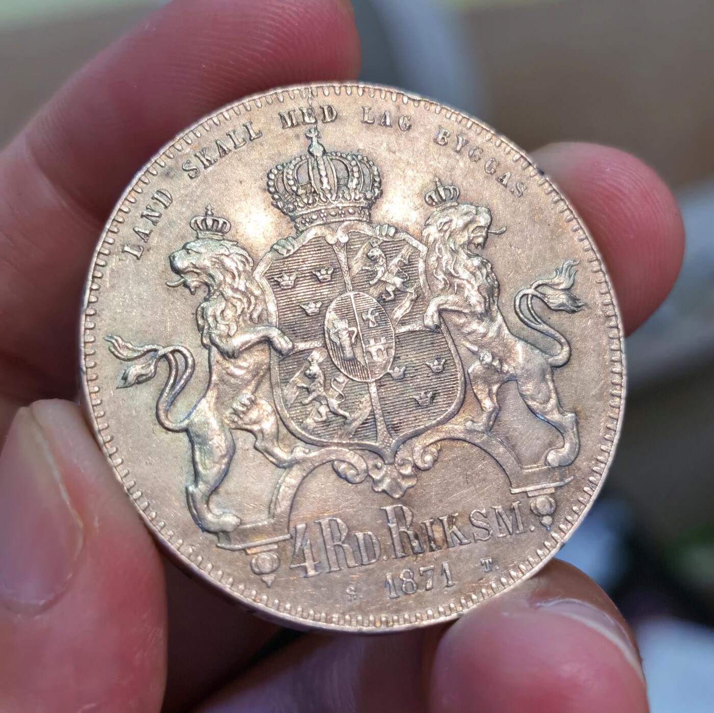 【麦稀奇世界钱币展】博洋堂“流萤染夏”六月精品专场暨第081期（全场包邮） 1871年瑞典4国家泰勒大型银币 重达34克 单年份版本 几乎所有细节清晰 包浆有光泽 双狮盾徽繁复精美 卡尔十五世 当年瑞典语修改正字法把边铭旧拼写SILVER改成SILFVER 次年就停止发行改制克朗了仅此一年