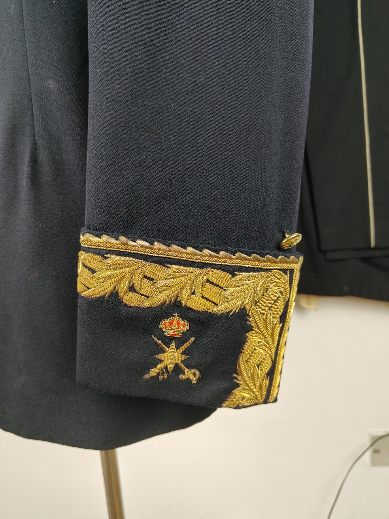 全场0元起拍 第165期 咸鱼国勋章拍卖专场 6月16日（周日）下午6：00开始 西班牙陆军将官大礼服一套 四个星芒伴线  领围46 肩宽46 胸围112 衣长77 袖长62 腰围88 裤长110肩章为日本代用，随在本拍品内