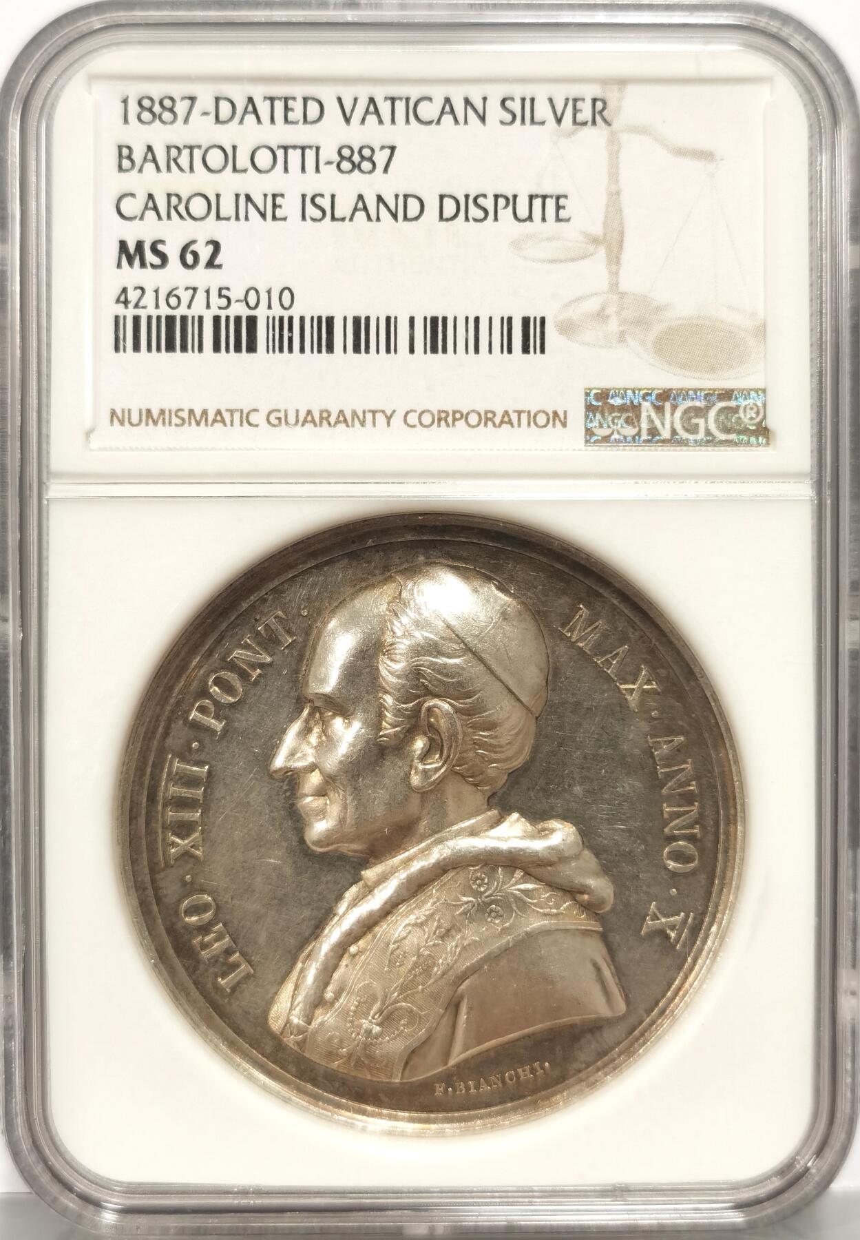 【麦稀奇世界钱币展】博洋堂“流萤染夏”六月精品专场暨第081期（全场包邮） NGC MS62 冠军分！梵蒂冈1887年教皇利奥十三世纪念银章。纪念1885年梵蒂冈教皇利奥十三世调停德国西班牙加罗林群岛战争。中间女神代表教皇，左边盾牌有鹰图案的代表德国，右边盾牌有狮子图案的代表西班牙。老彩高浮雕，工艺精湛，人物造型唯美生动，故事感极强