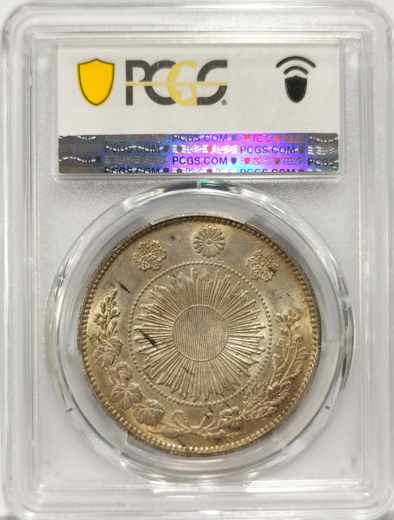 【麦稀奇世界钱币展】博洋堂“流萤染夏”六月精品专场暨第081期（全场包邮） PCGS MS63 日本M3壹圆大龙银币。非常舒服的原味环五彩黄油包浆，底板丝滑状态堪称完美，五彩包浆美轮美奂，视觉效果非常出彩。博洋堂此前成交数枚PCGS63分者成交价均超过了8000元