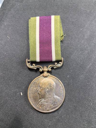 【麦稀奇世界钱币展】 盛世勋华——号角文化勋章邮票专场拍卖第188期 展会定制大拍篇 - 英国1903-04西藏奖章 铜版带官方手刻花体边铭 （注意，西藏奖章所有官方刻边铭均为手刻花体，不存在机刻的情况）好品相 授予后勤运输部队 只发了2500枚