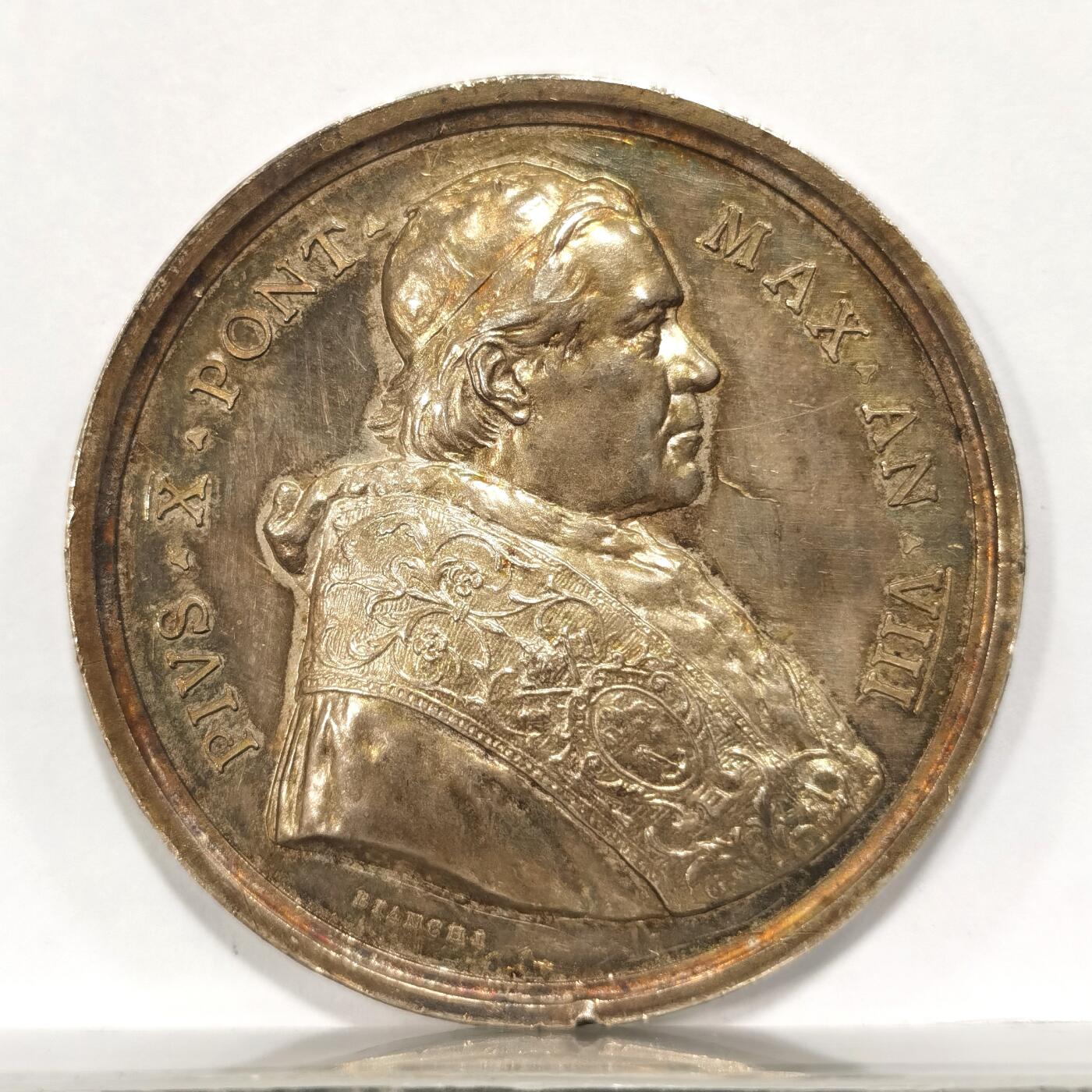 【麦稀奇世界钱币展】博洋堂“流萤染夏”六月精品专场暨第081期（全场包邮） 1911年梵蒂冈教皇庇护十世银章，重量36.5克，直径 43.7毫米。典型的地中海紫罗兰包浆，非常漂亮，某鱼上N盒65分标价6000元