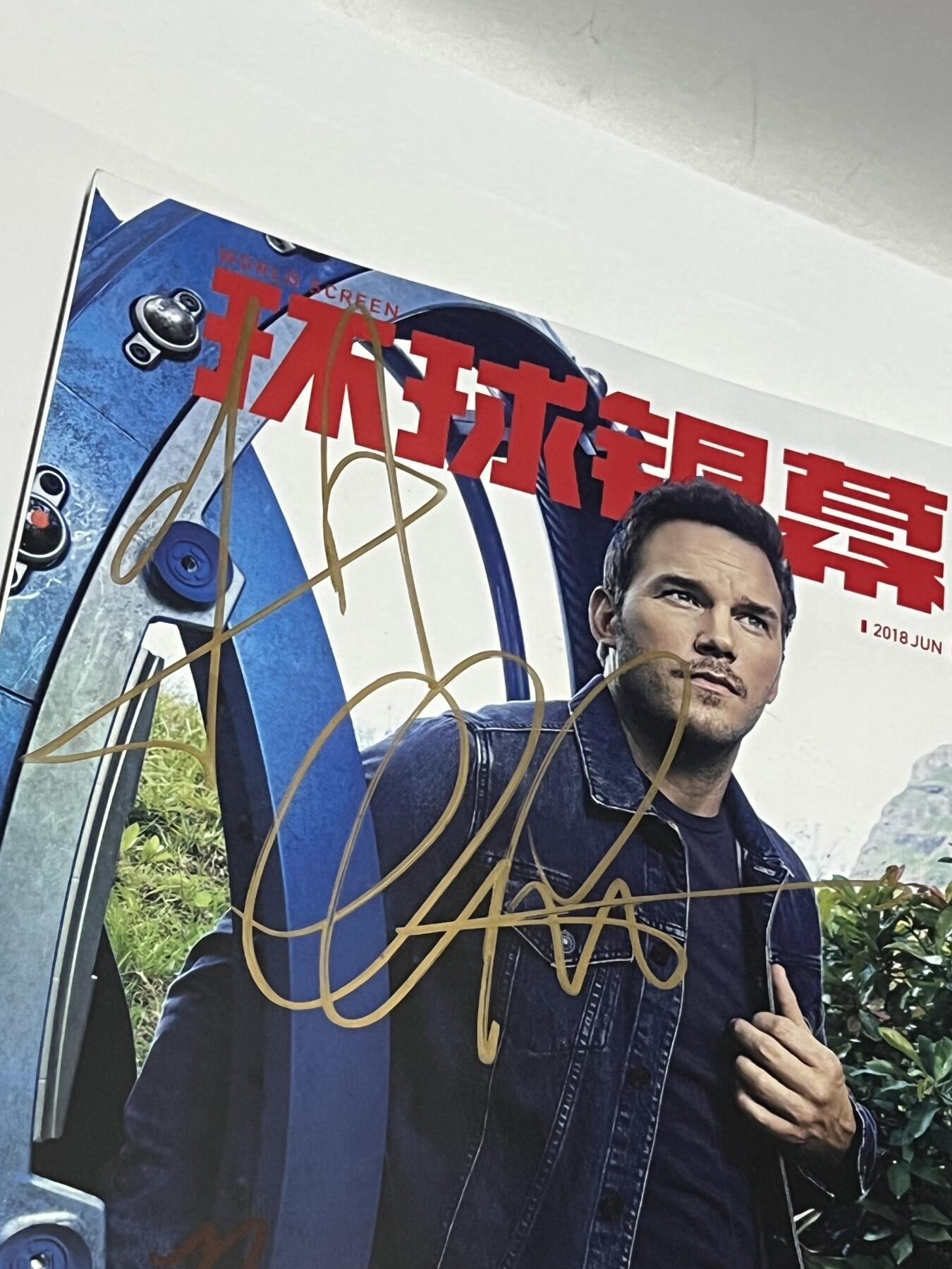 零元拍：《侏罗纪世界2》导演：胡安·安东尼奥·巴亚纳，男主：星爵 克里斯·帕拉特，女主：布莱丝·达拉斯·霍华德，3人亲笔签名《环球银幕》
