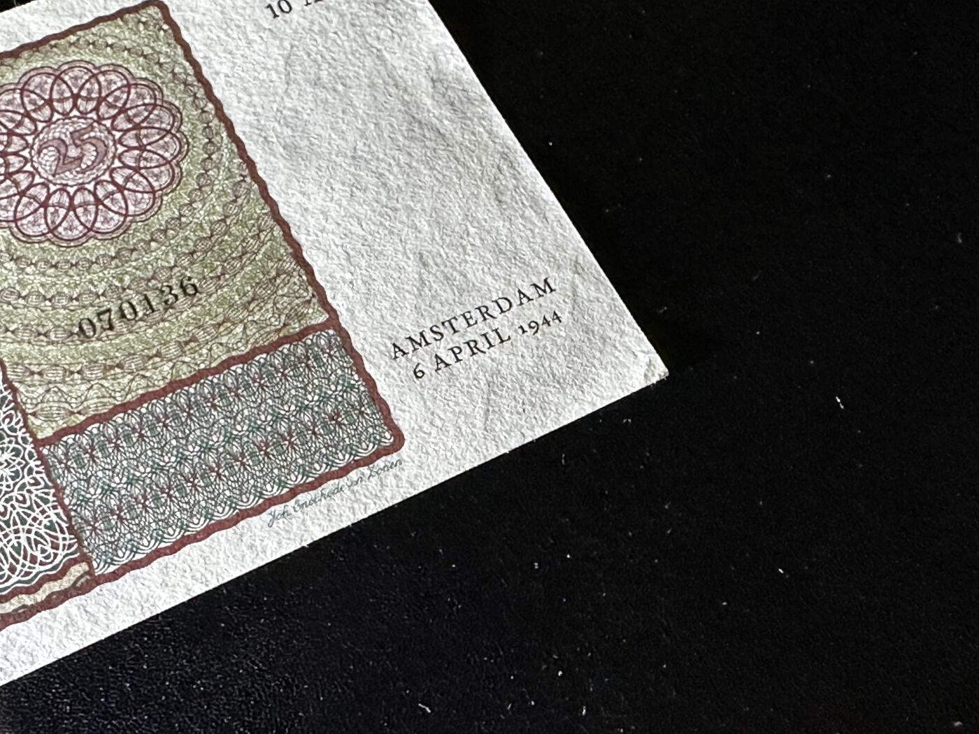 《外钞收藏家》第三百七十九期（连拍第一场） 1944年荷兰25盾 UNC- 两个角有问题