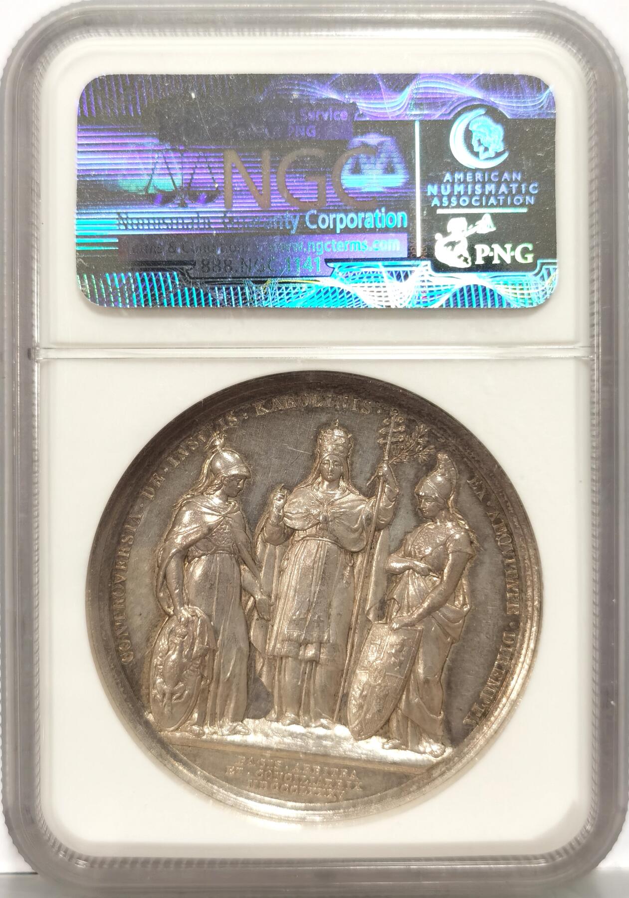 【麦稀奇世界钱币展】博洋堂“流萤染夏”六月精品专场暨第081期（全场包邮） NGC MS62 冠军分！梵蒂冈1887年教皇利奥十三世纪念银章。纪念1885年梵蒂冈教皇利奥十三世调停德国西班牙加罗林群岛战争。中间女神代表教皇，左边盾牌有鹰图案的代表德国，右边盾牌有狮子图案的代表西班牙。老彩高浮雕，工艺精湛，人物造型唯美生动，故事感极强