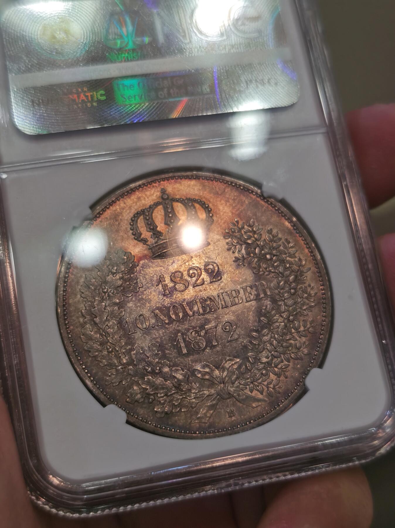 【麦稀奇世界钱币展】博洋堂“流萤染夏”六月精品专场暨第081期（全场包邮） NGC MS63 1872年德国萨克森金婚2泰勒 德国各邦国在1871年统一，建立德意志帝国，帝国议会在1871年12月4日通过了第一部帝国硬币法，统一了1871年前各邦国各不相同的货币系统。货币改为马克，这枚是德国最后一枚2泰勒，属于2泰勒的关门币，值得收藏纪念。