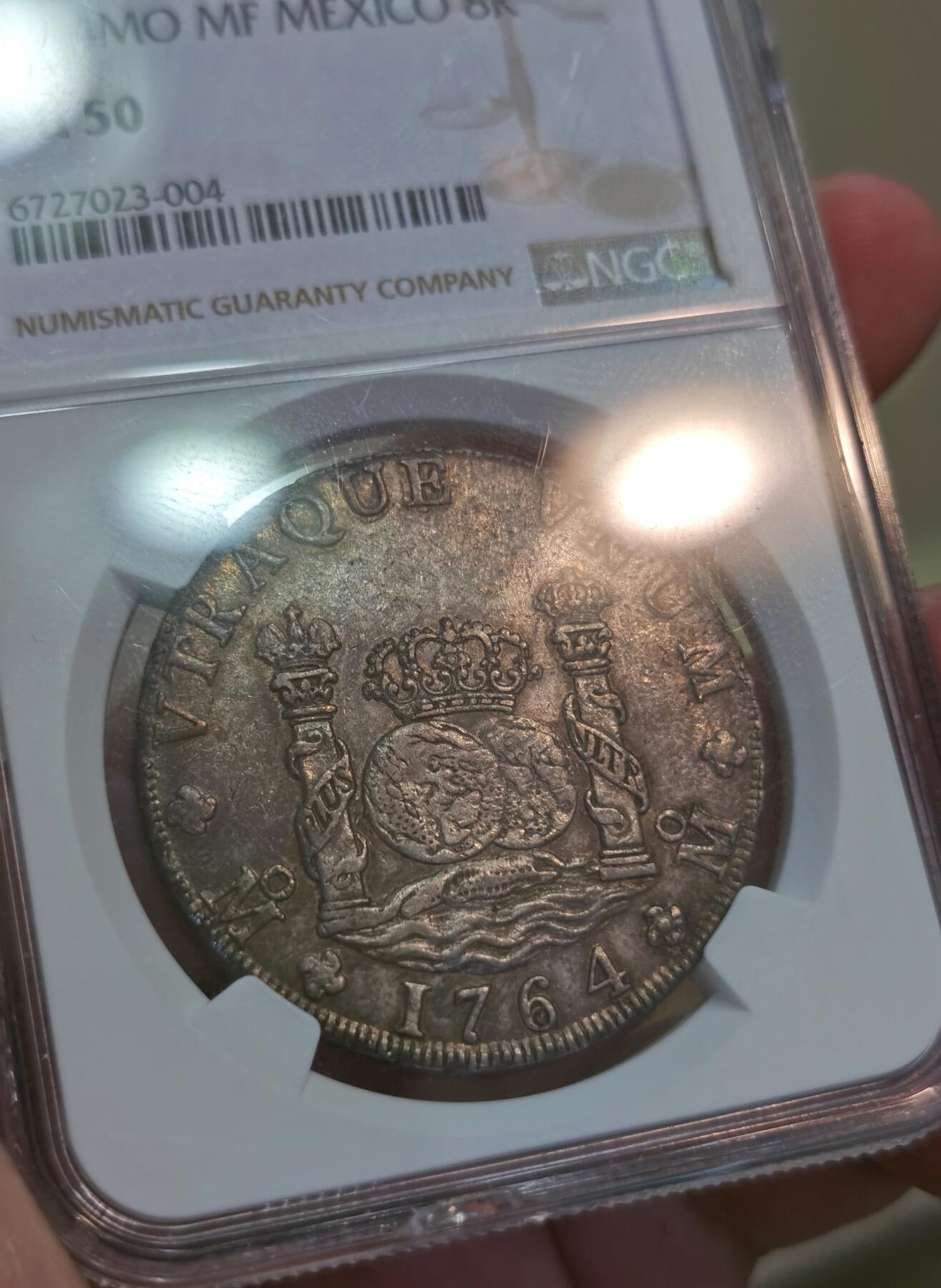 【麦稀奇世界钱币展】博洋堂“流萤染夏”六月精品专场暨第081期（全场包邮） NGC AU50 西属墨西哥1764年MO MF卡洛斯三世地球双柱，背面环五彩包浆，6有明显修模痕迹，首见