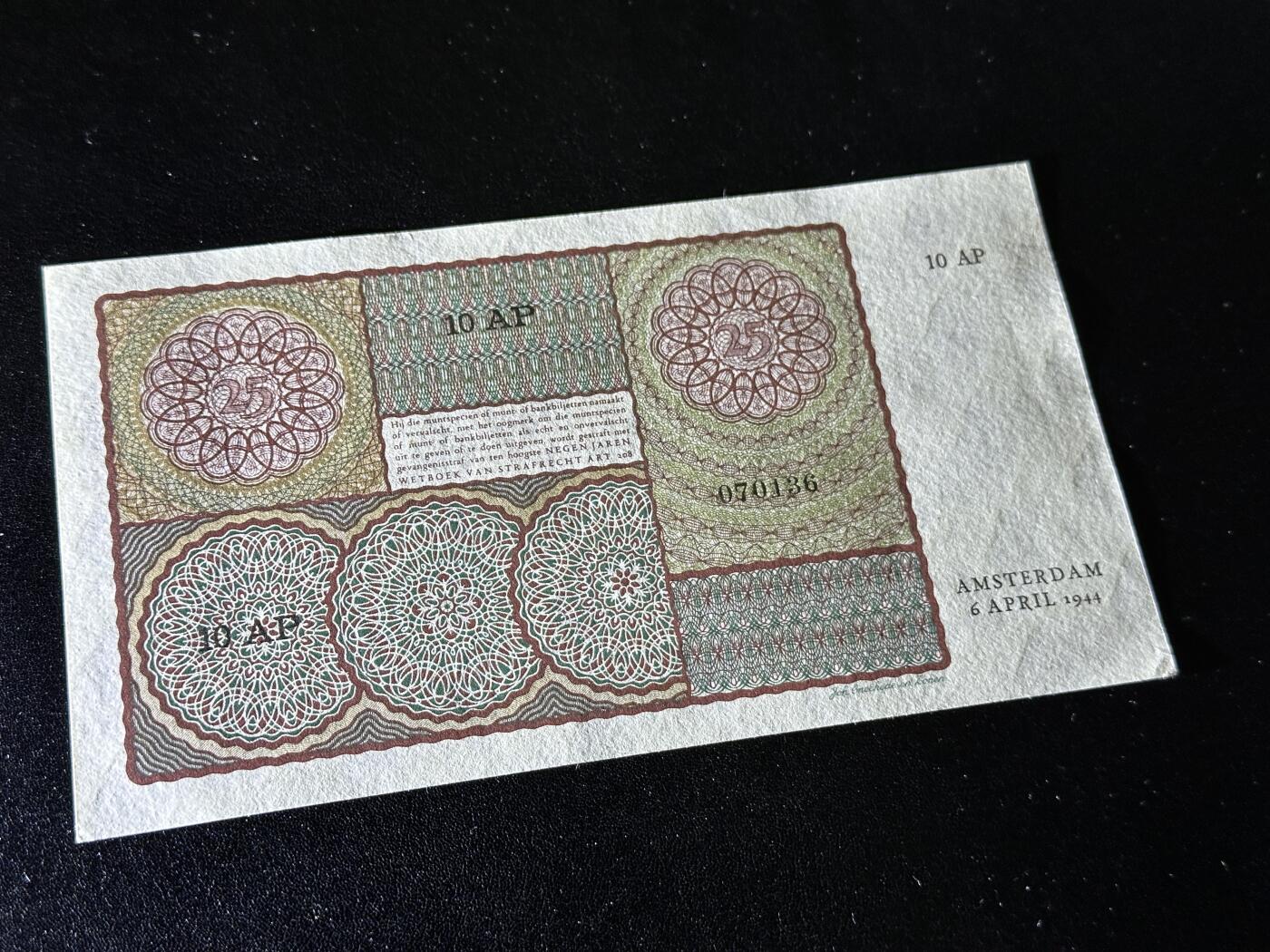 《外钞收藏家》第三百七十九期（连拍第一场） 1944年荷兰25盾 UNC- 两个角有问题