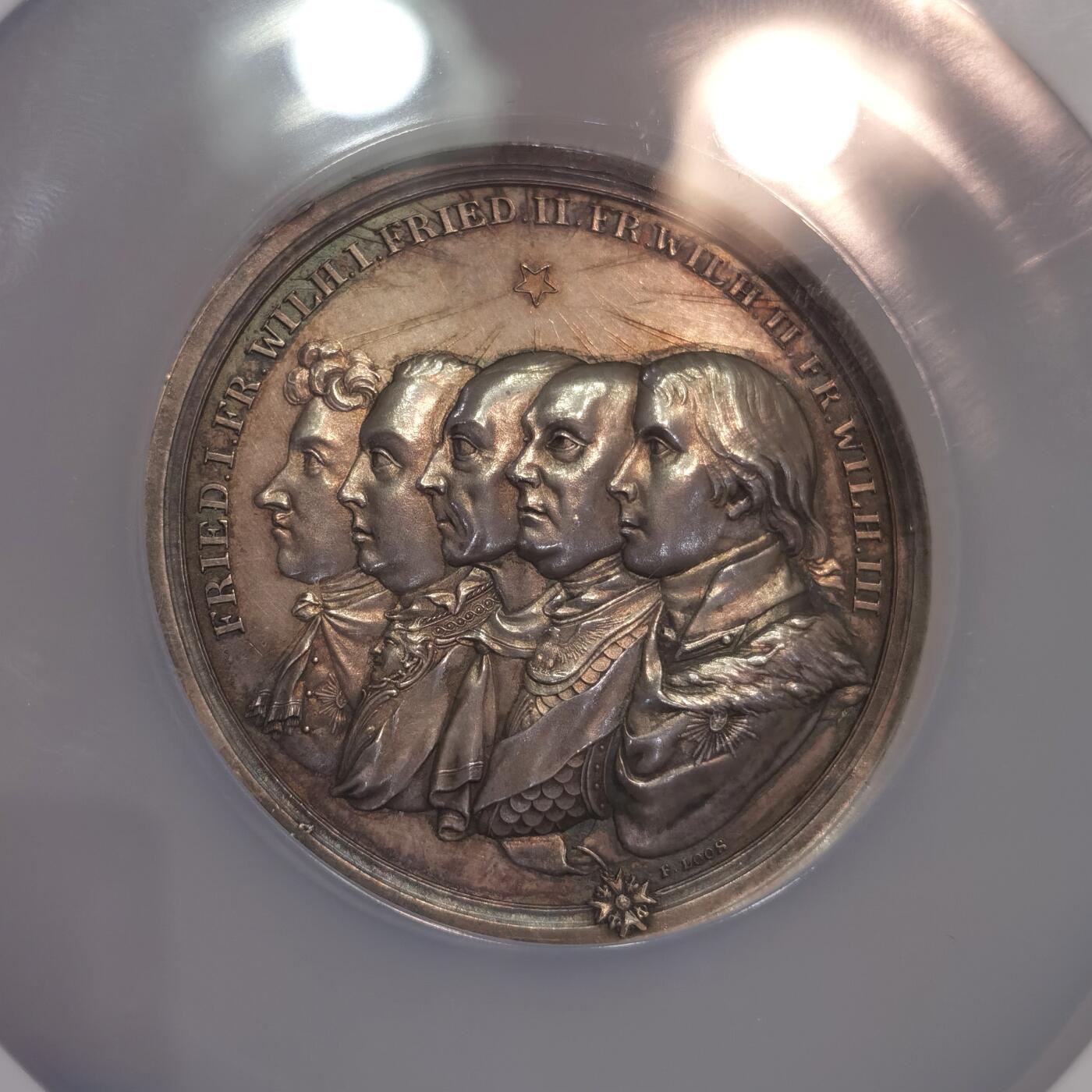 【麦稀奇世界钱币展】博洋堂“流萤染夏”六月精品专场暨第081期（全场包邮） 1801年德国普鲁士建国100周年纪念银章 Loos作品 直径56mm 品相上佳 低评状态 NGC MS61