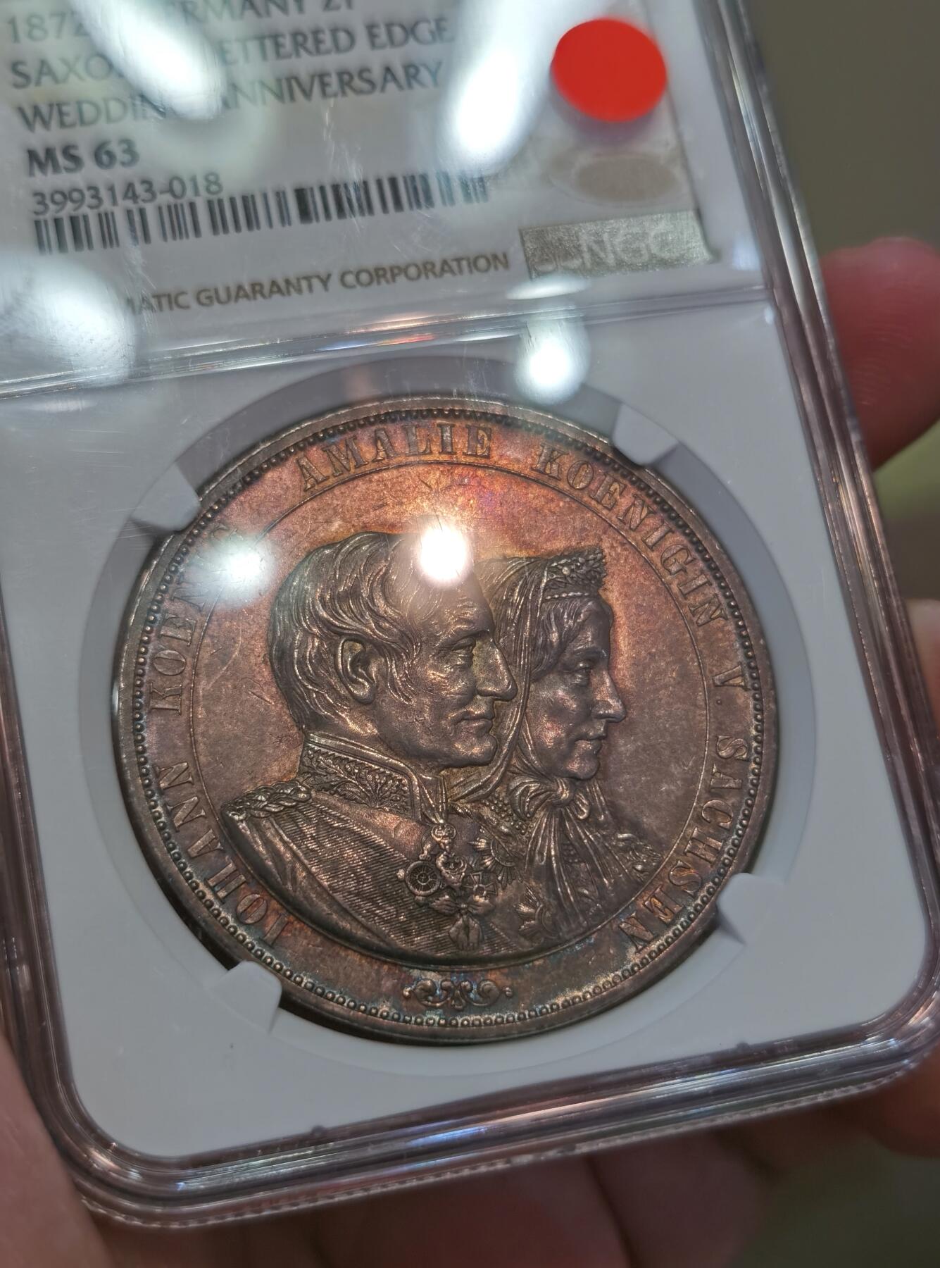 【麦稀奇世界钱币展】博洋堂“流萤染夏”六月精品专场暨第081期（全场包邮） NGC MS63 1872年德国萨克森金婚2泰勒 德国各邦国在1871年统一，建立德意志帝国，帝国议会在1871年12月4日通过了第一部帝国硬币法，统一了1871年前各邦国各不相同的货币系统。货币改为马克，这枚是德国最后一枚2泰勒，属于2泰勒的关门币，值得收藏纪念。