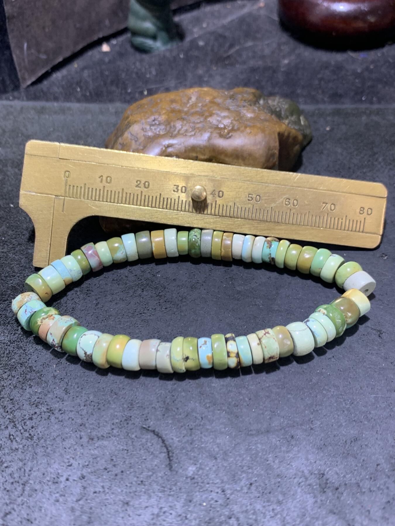 精美湖北十堰高瓷绿松石手串一条，