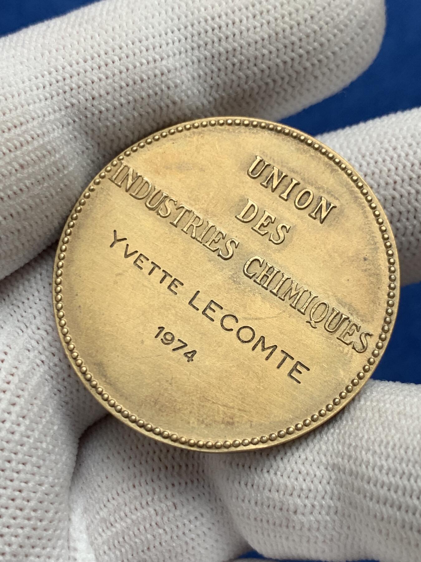 《竞宝斋》第281场- 周日，周一 ，周二3场连拍 （全场包邮） 法国化学工业联盟镀金银代币，化学家拉瓦锡雕像，23.82g，37.3mm，菱形+ARGENT边铭