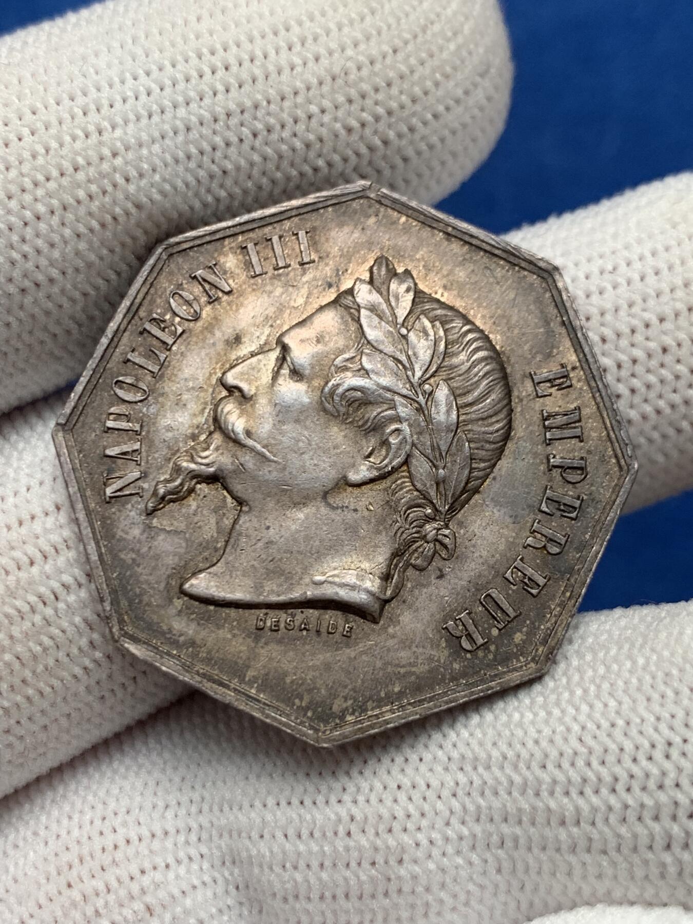 《竞宝斋》第281场- 周日，周一 ，周二3场连拍 （全场包邮） 法国拿破仑三世头像梅隆农业银行纪念八角银jeton，32mm，14.53克，蜜蜂+ARGENT边铭